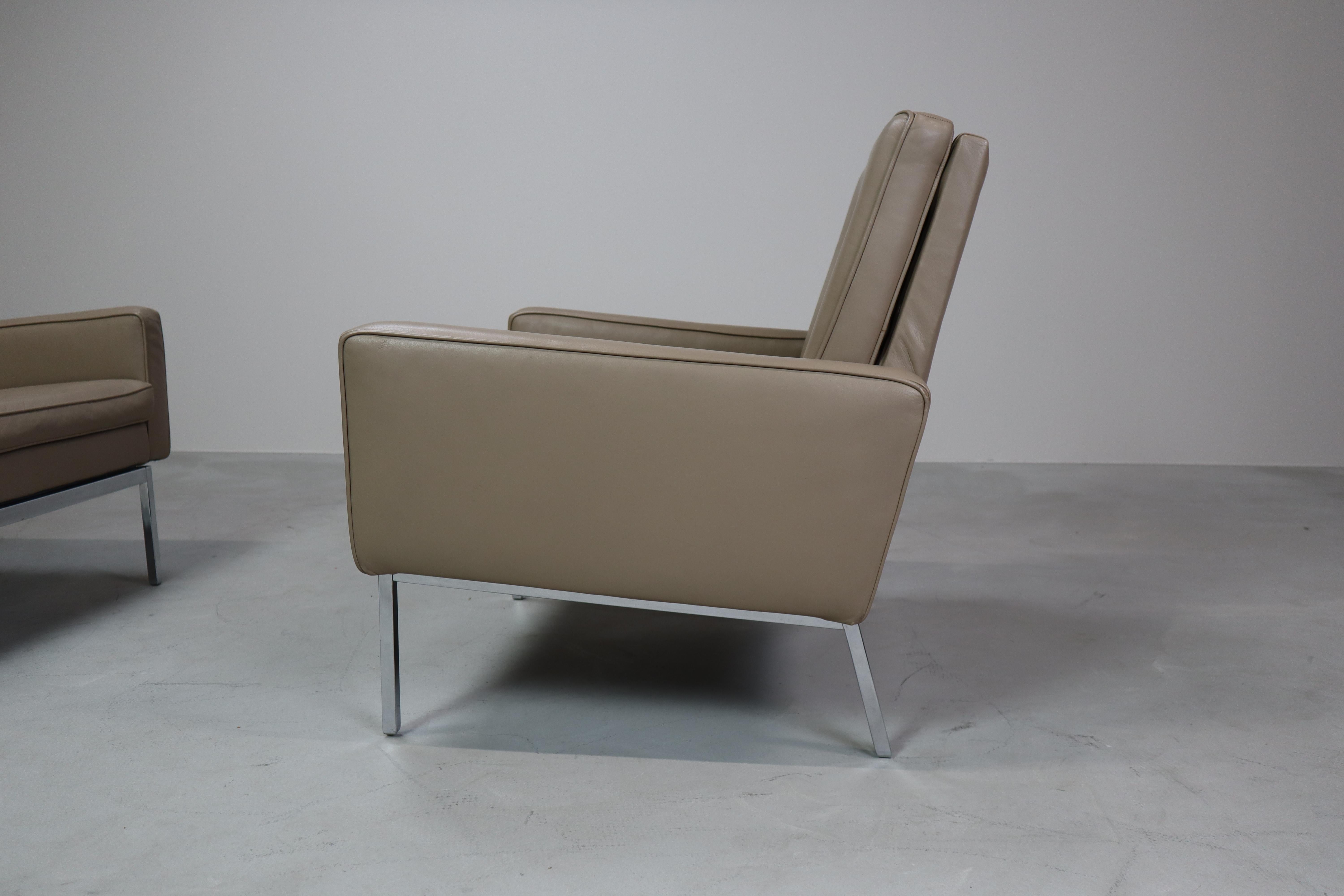 Chaise longue Florence Knoll de 1956, modèle 65a. La chaise fait partie d'un groupe de sièges composé d'un fauteuil, d'un siège à deux places et d'un siège à trois places avec ou sans accoudoirs. Cette série a été produite jusqu'en 1978 et offre un