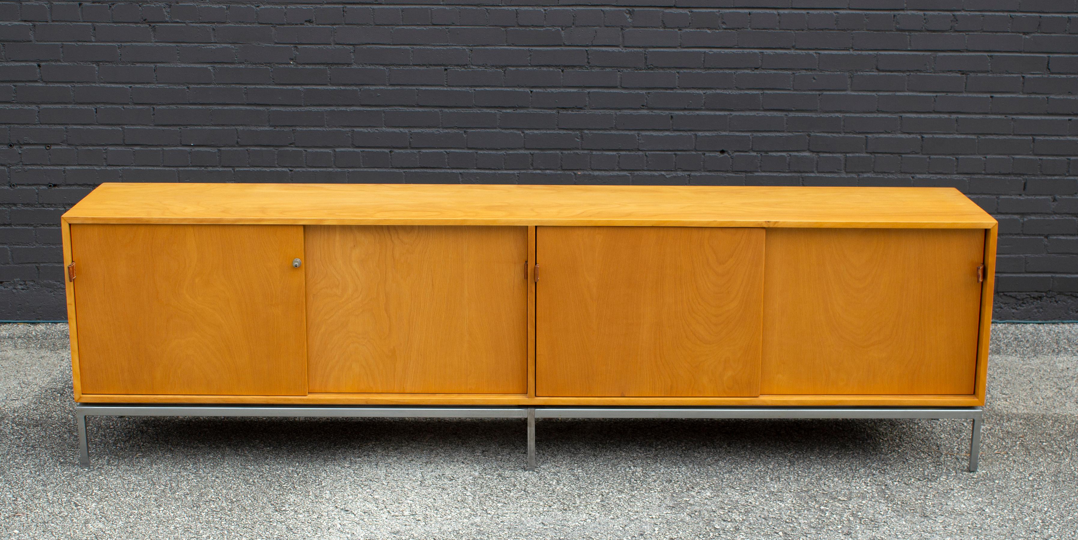 Florence Knoll Maple Credenza with Leather Pulls and Oak Drawers Early 1950s In Good Condition For Sale In Dallas, TX