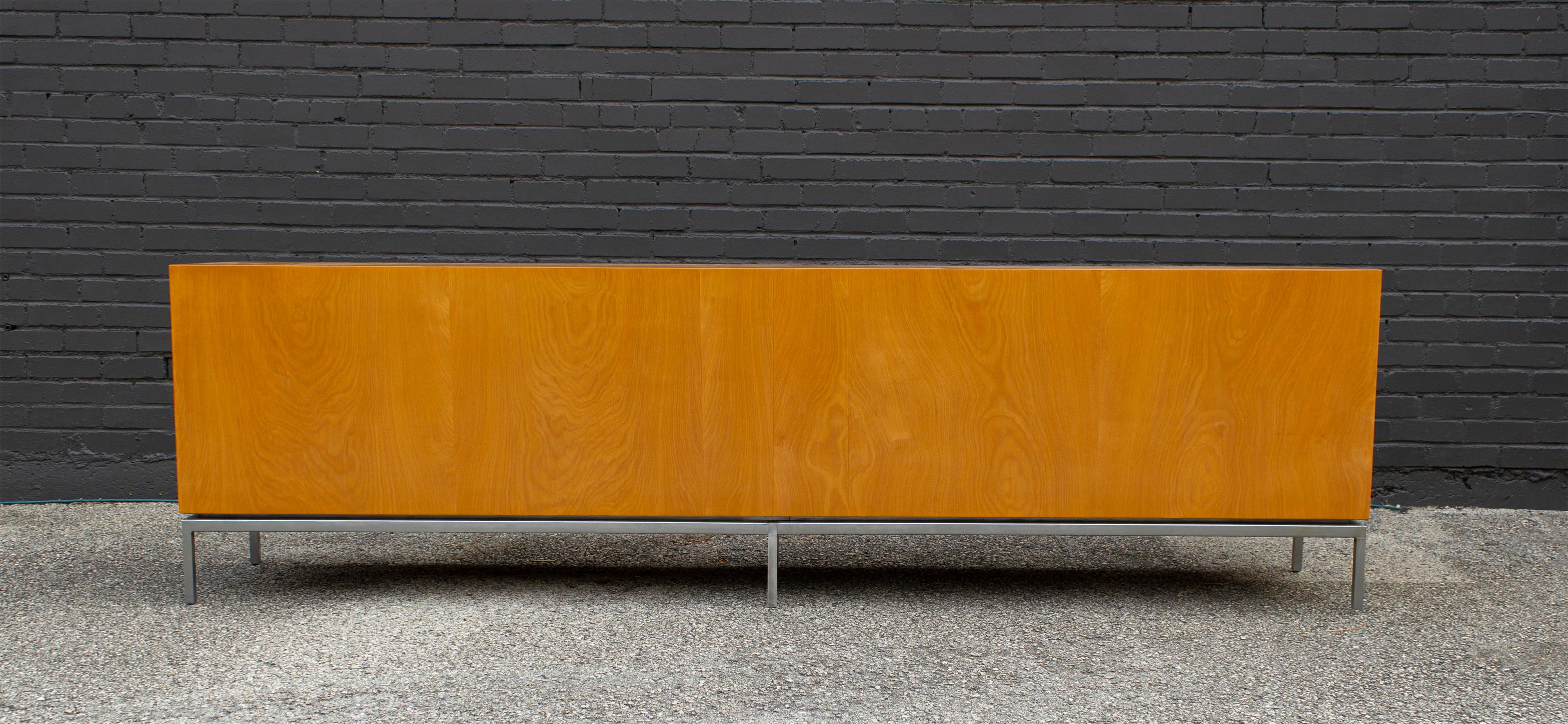 Florence Knoll Maple Credenza with Leather Pulls and Oak Drawers Early 1950s For Sale 1