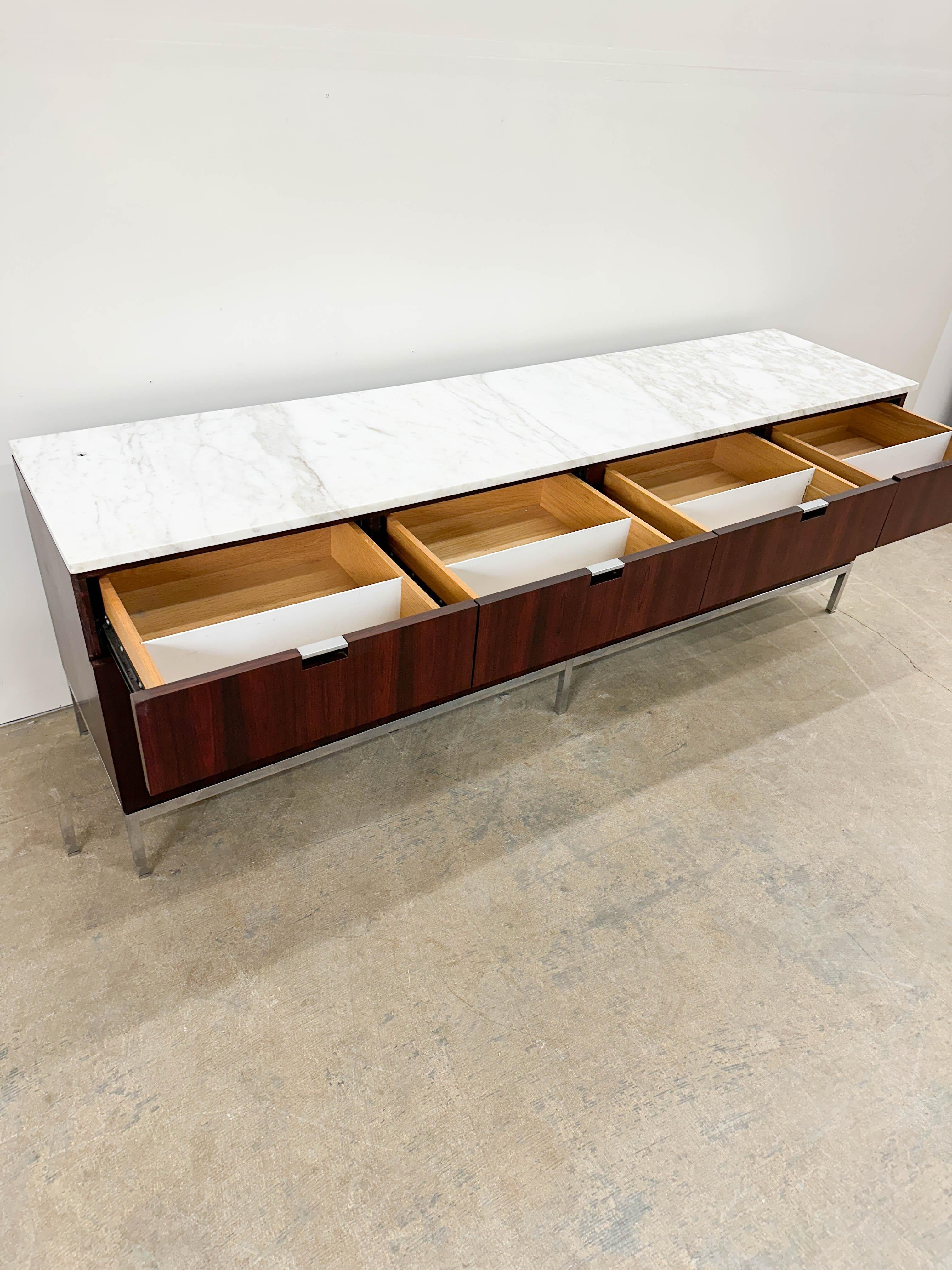Florence Knoll Credenza in marmo e palissandro in vendita 3