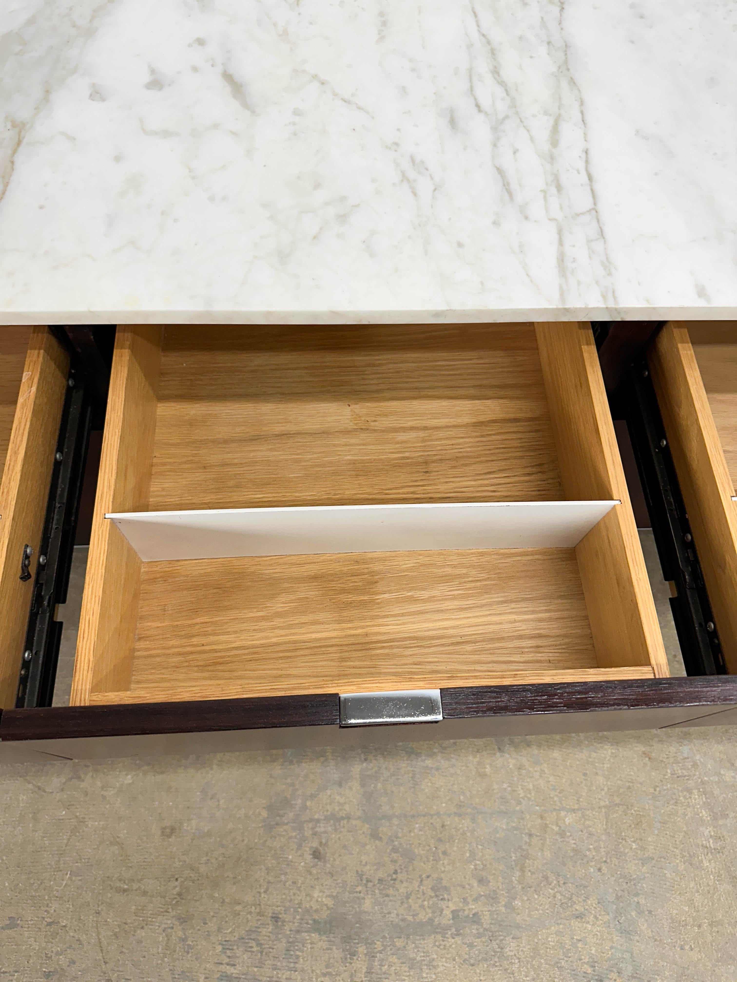 Florence Knoll Credenza in marmo e palissandro in vendita 4