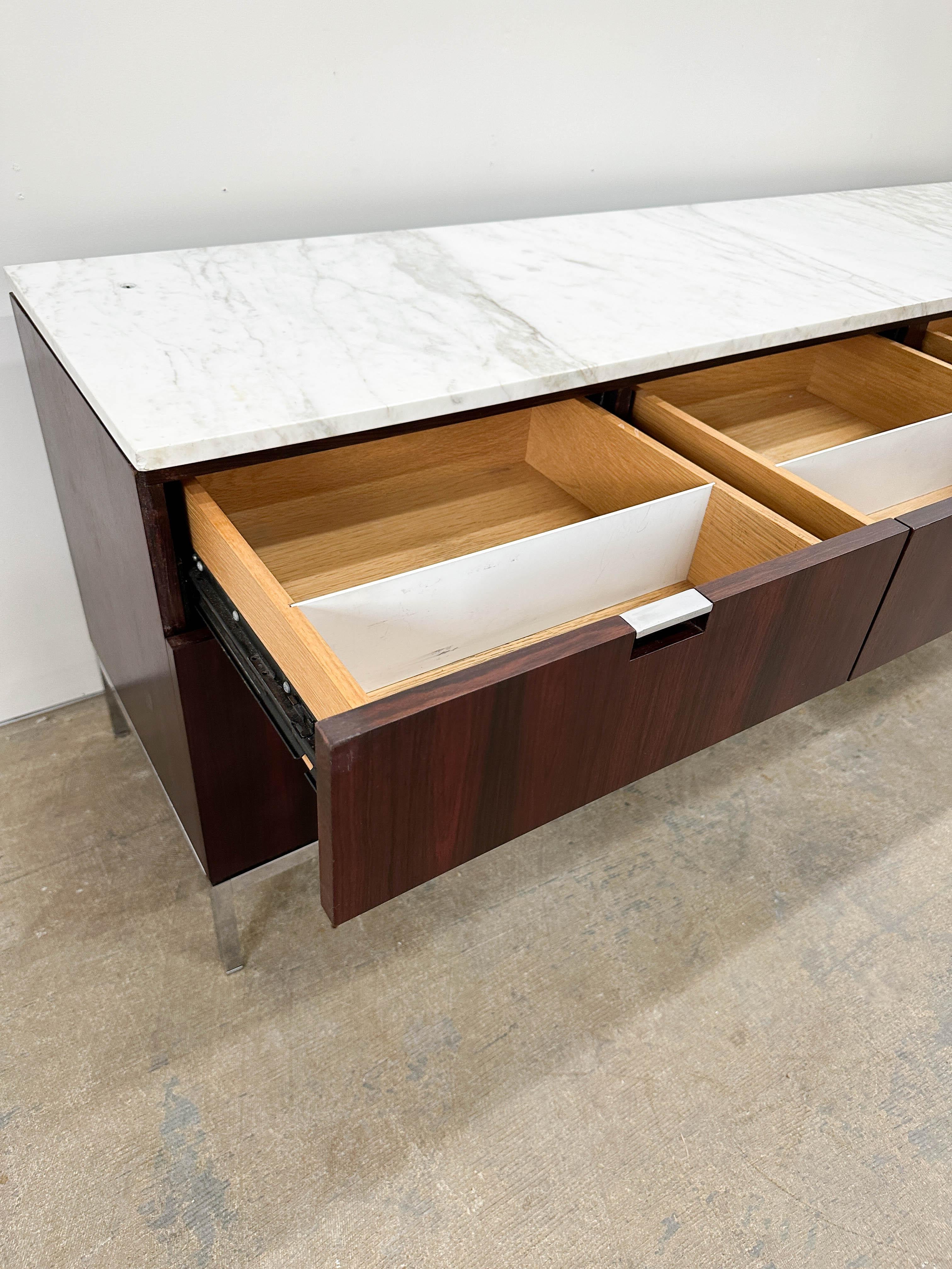 Florence Knoll Credenza in marmo e palissandro in vendita 5