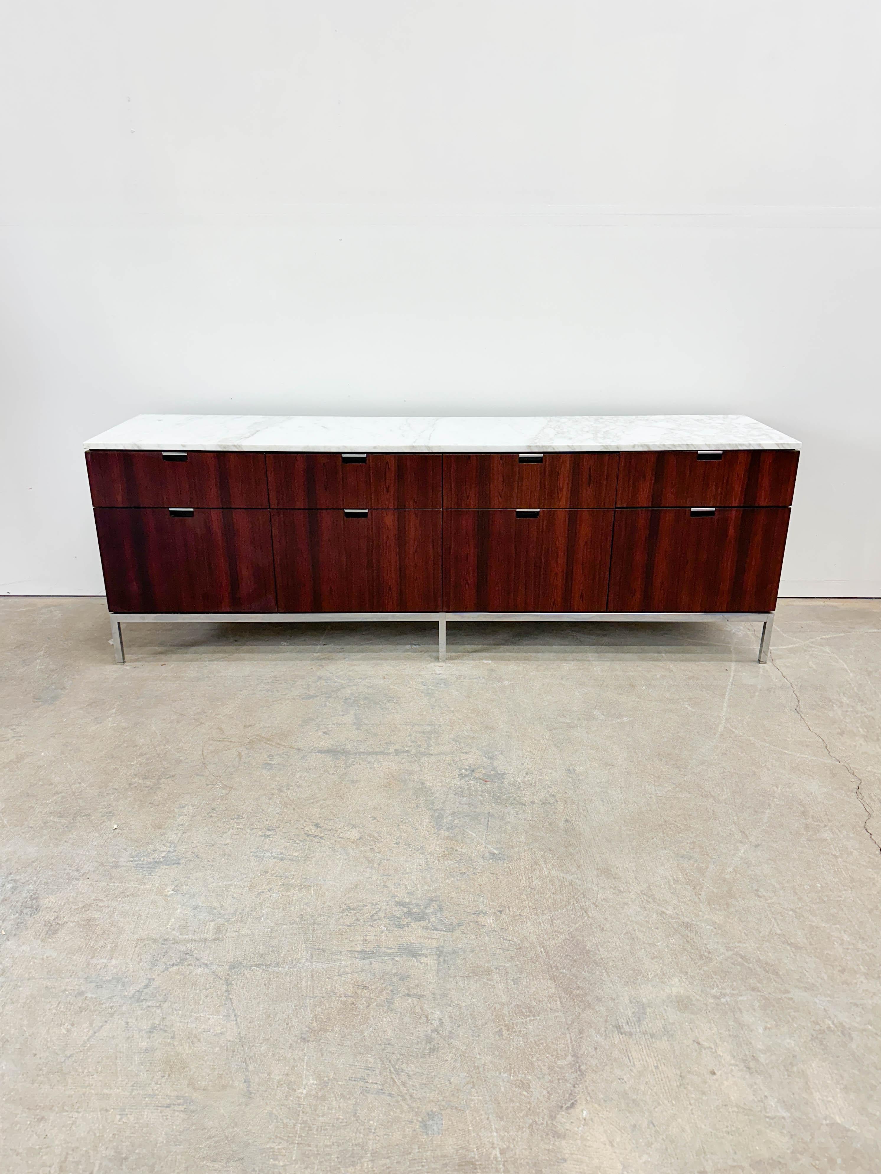 Splendida credenza minimalista in palissandro brasiliano con piano in marmo di Carrara disegnata da Florence Knoll per Knoll negli anni Sessanta. Eccellente presenza, stile e utilità con quattro cassetti standard con divisori originali lungo la