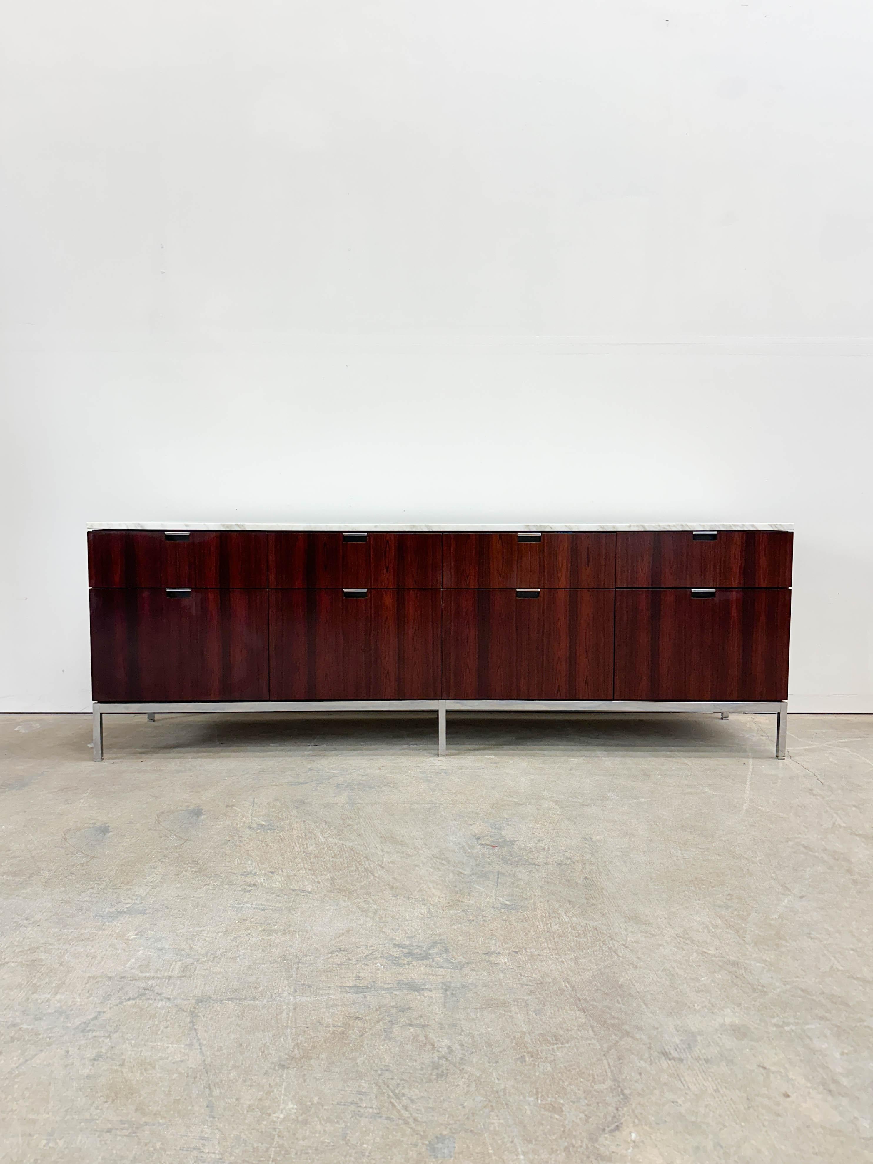 Mid-Century moderno Florence Knoll Credenza in marmo e palissandro in vendita