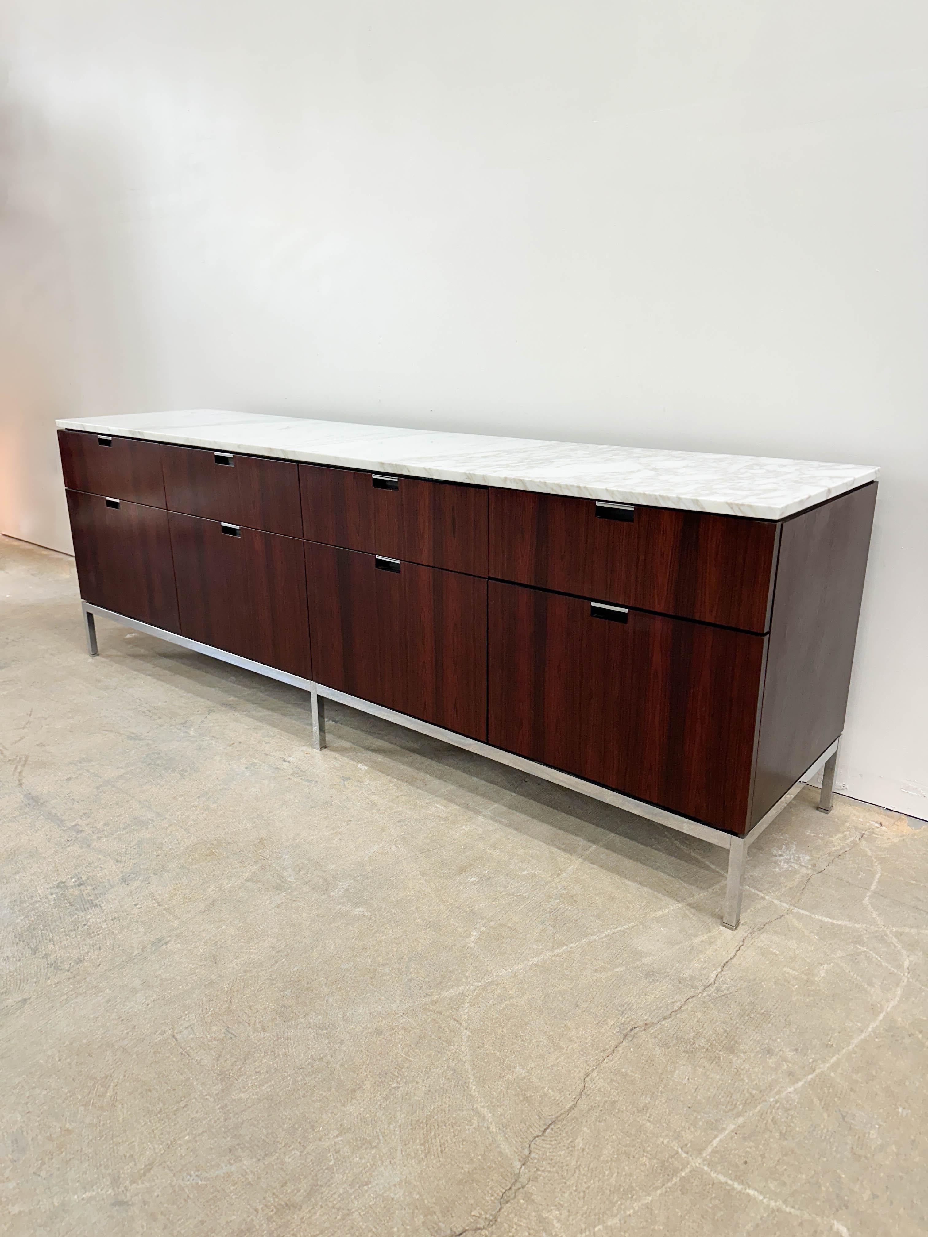 Americano Florence Knoll Credenza in marmo e palissandro in vendita