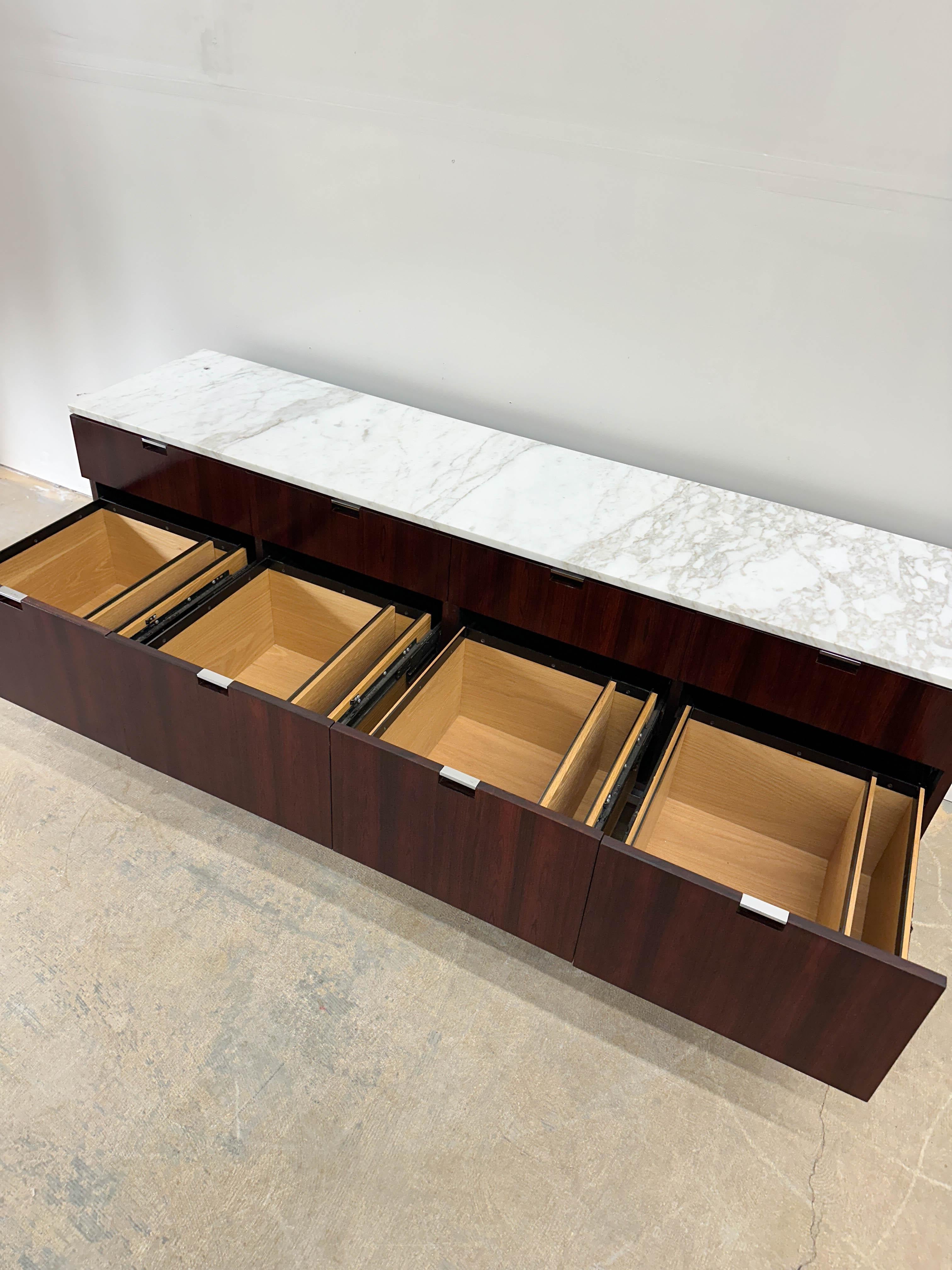 XX secolo Florence Knoll Credenza in marmo e palissandro in vendita