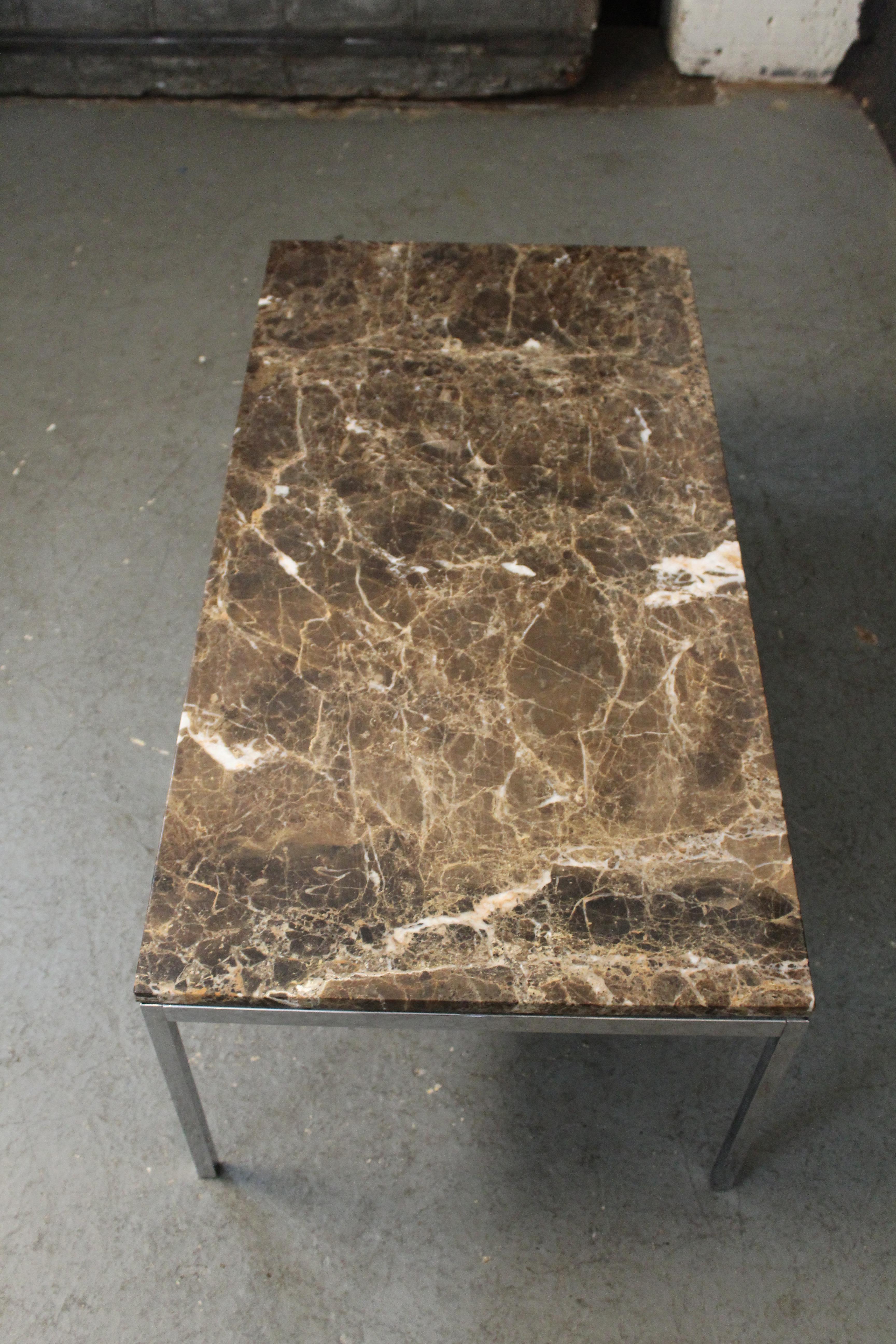 Américain Table basse en marbre et chrome de Florence Knoll en vente