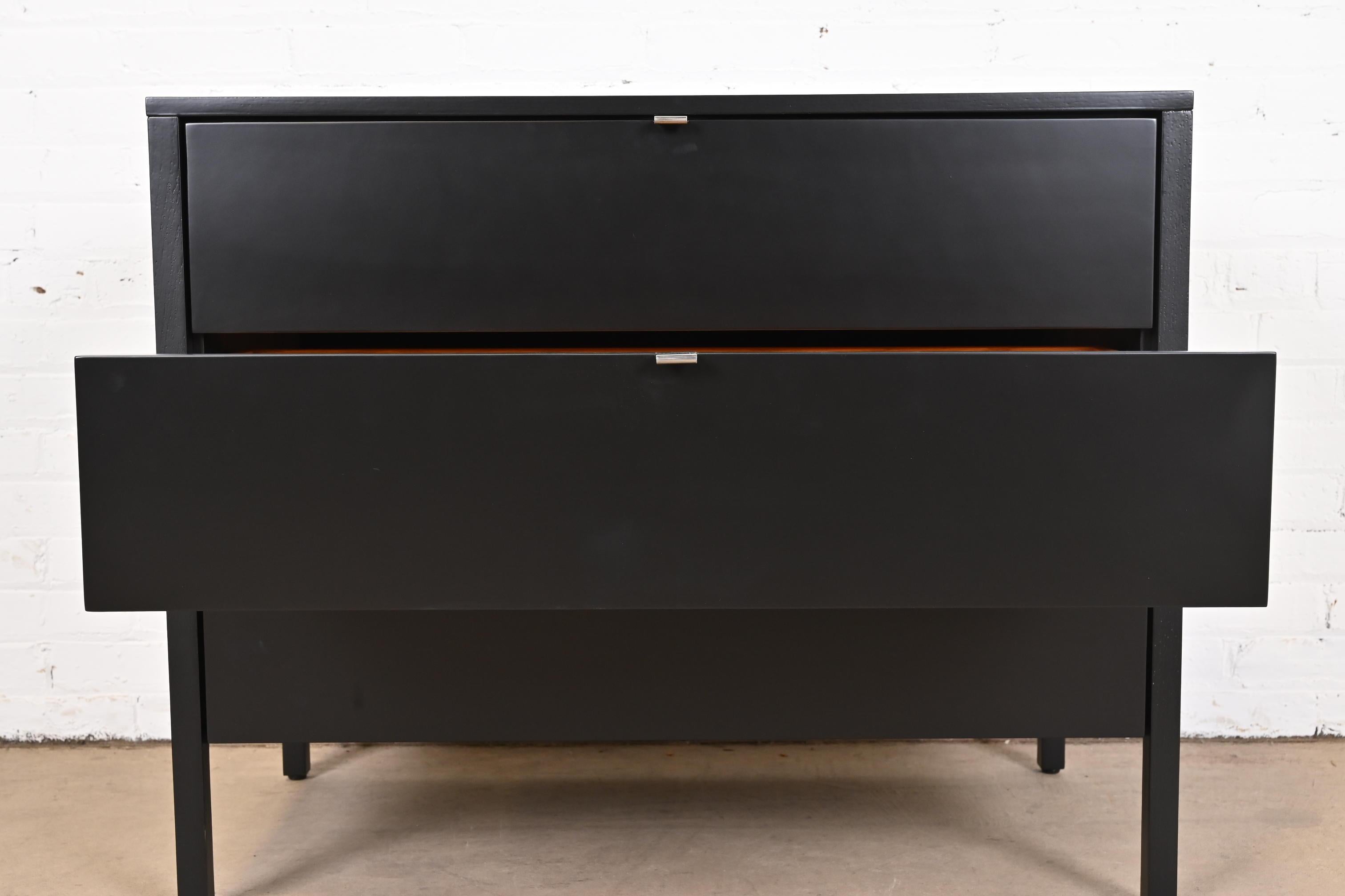 Cassettiera laccata nera di Florence Knoll, rifinita, del periodo di metà del secolo scorso in vendita 3
