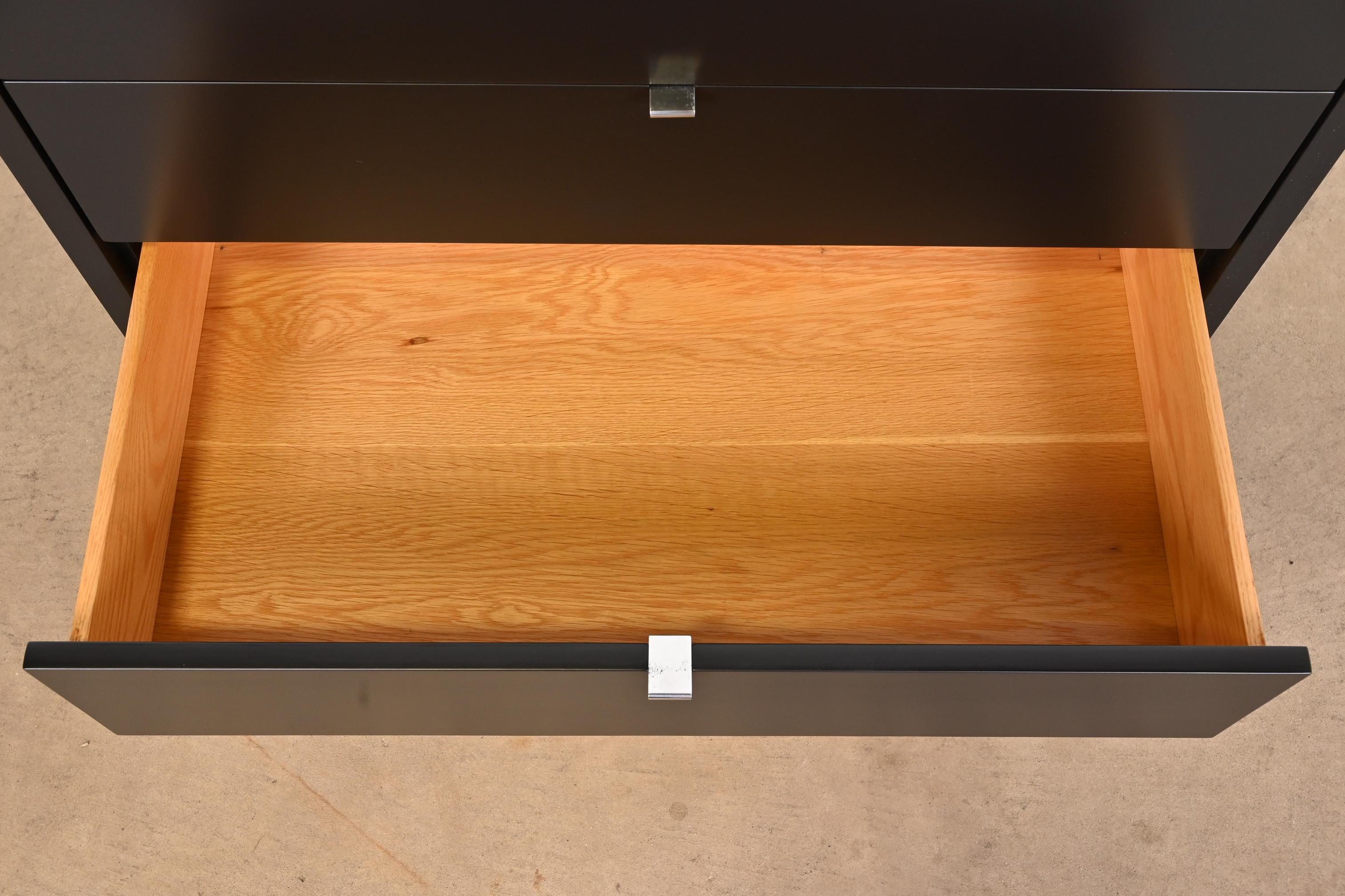 Cassettiera laccata nera di Florence Knoll, rifinita, del periodo di metà del secolo scorso in vendita 4