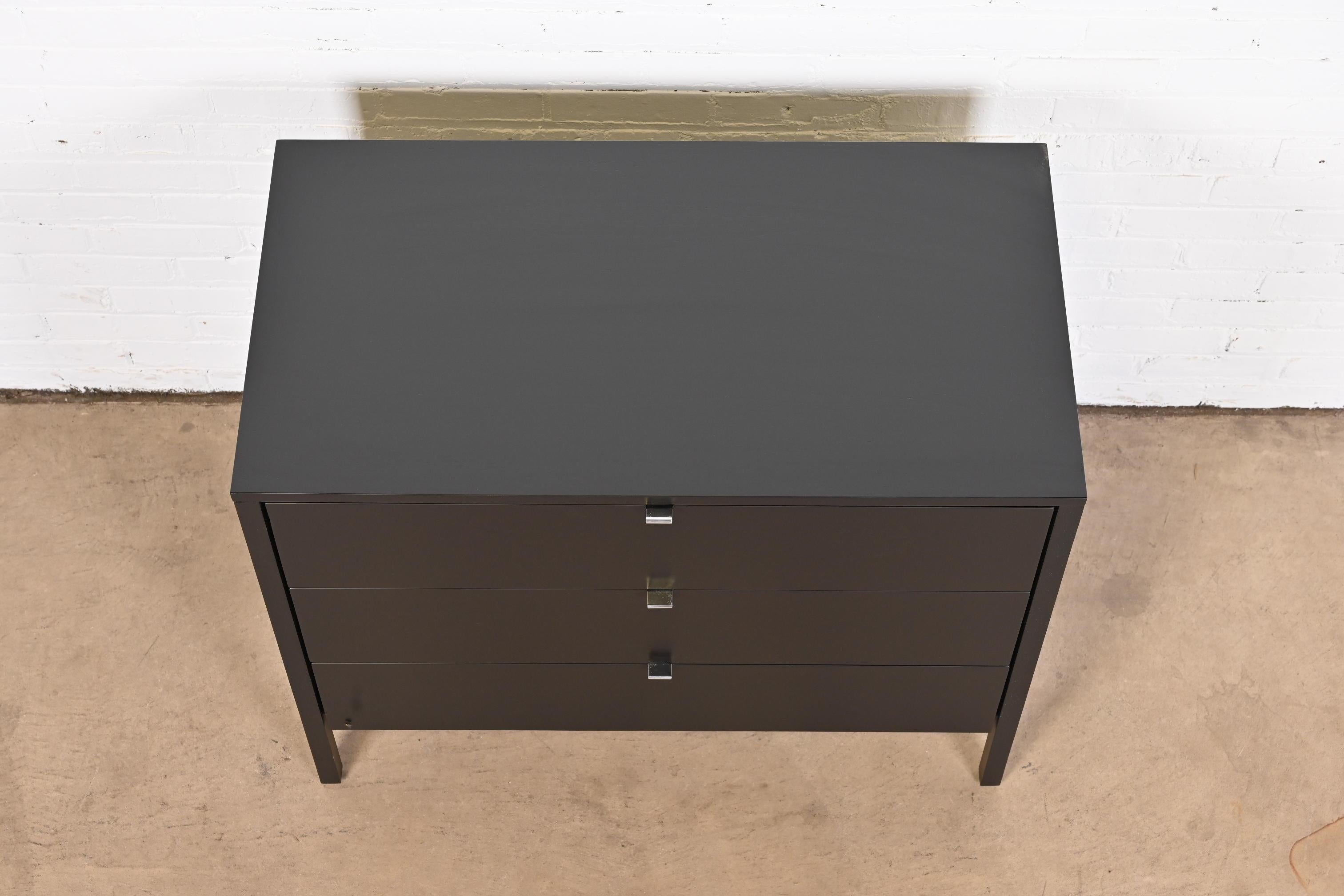Cassettiera laccata nera di Florence Knoll, rifinita, del periodo di metà del secolo scorso in vendita 5