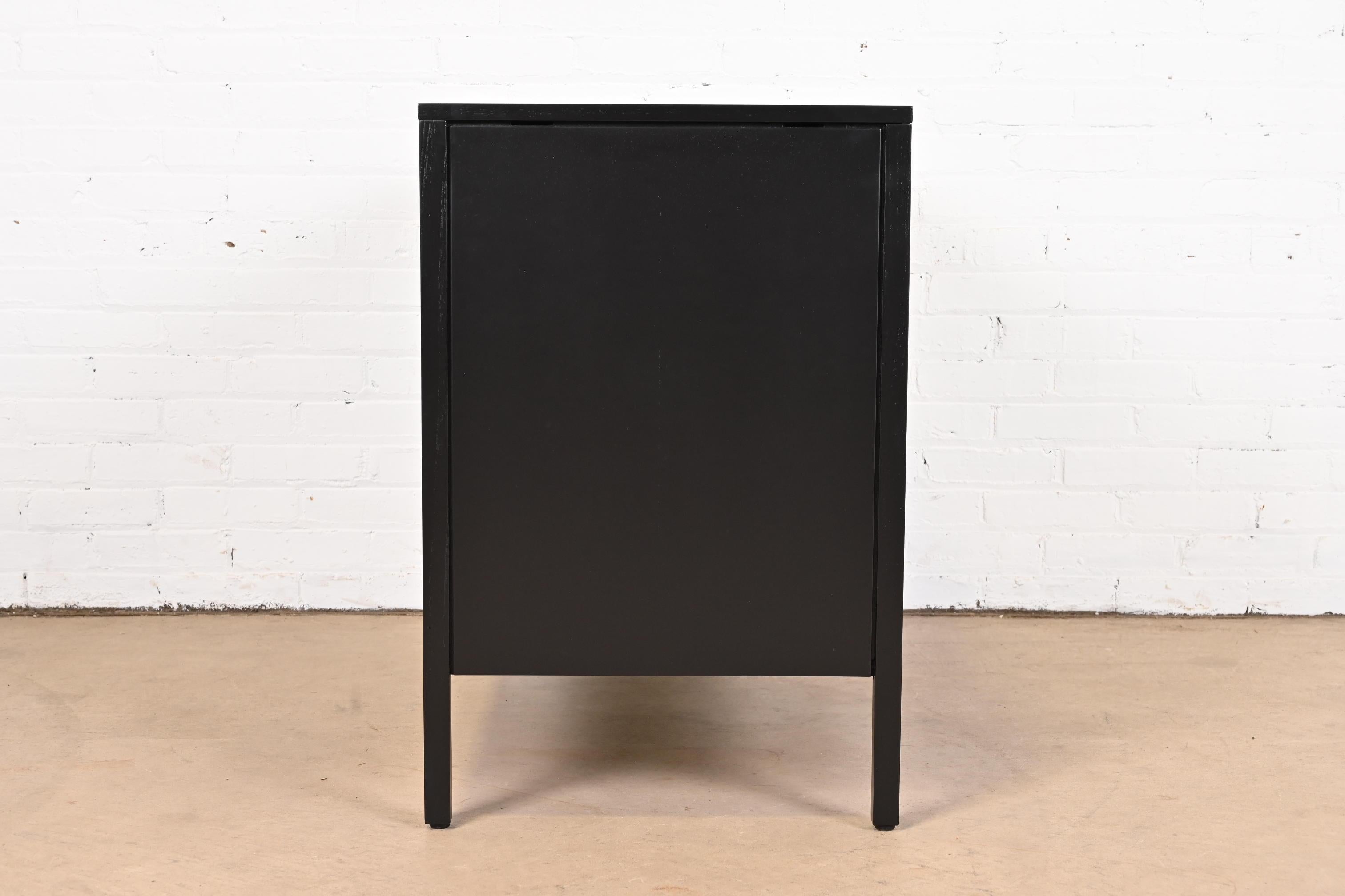 Cassettiera laccata nera di Florence Knoll, rifinita, del periodo di metà del secolo scorso in vendita 6