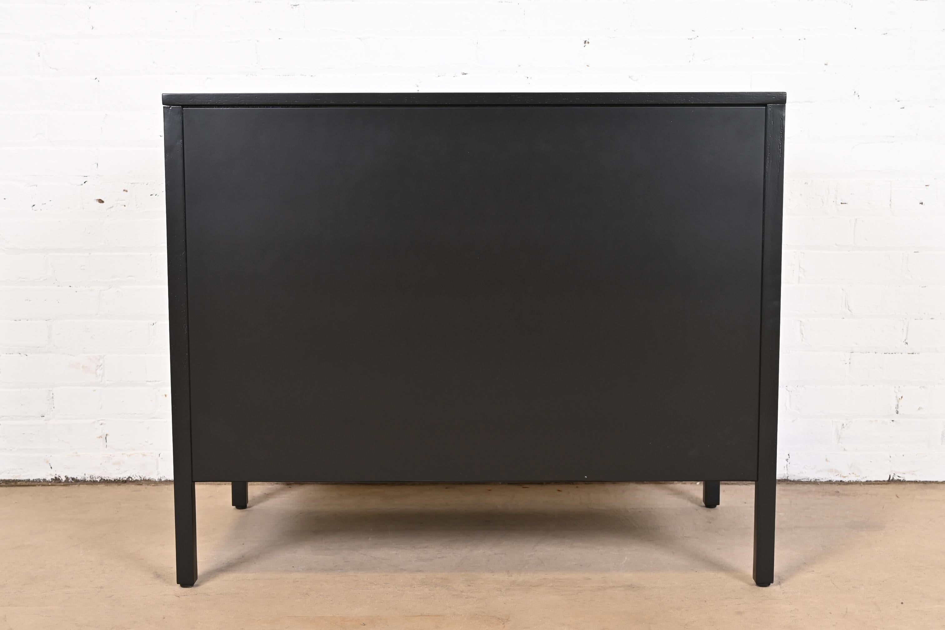 Cassettiera laccata nera di Florence Knoll, rifinita, del periodo di metà del secolo scorso in vendita 7