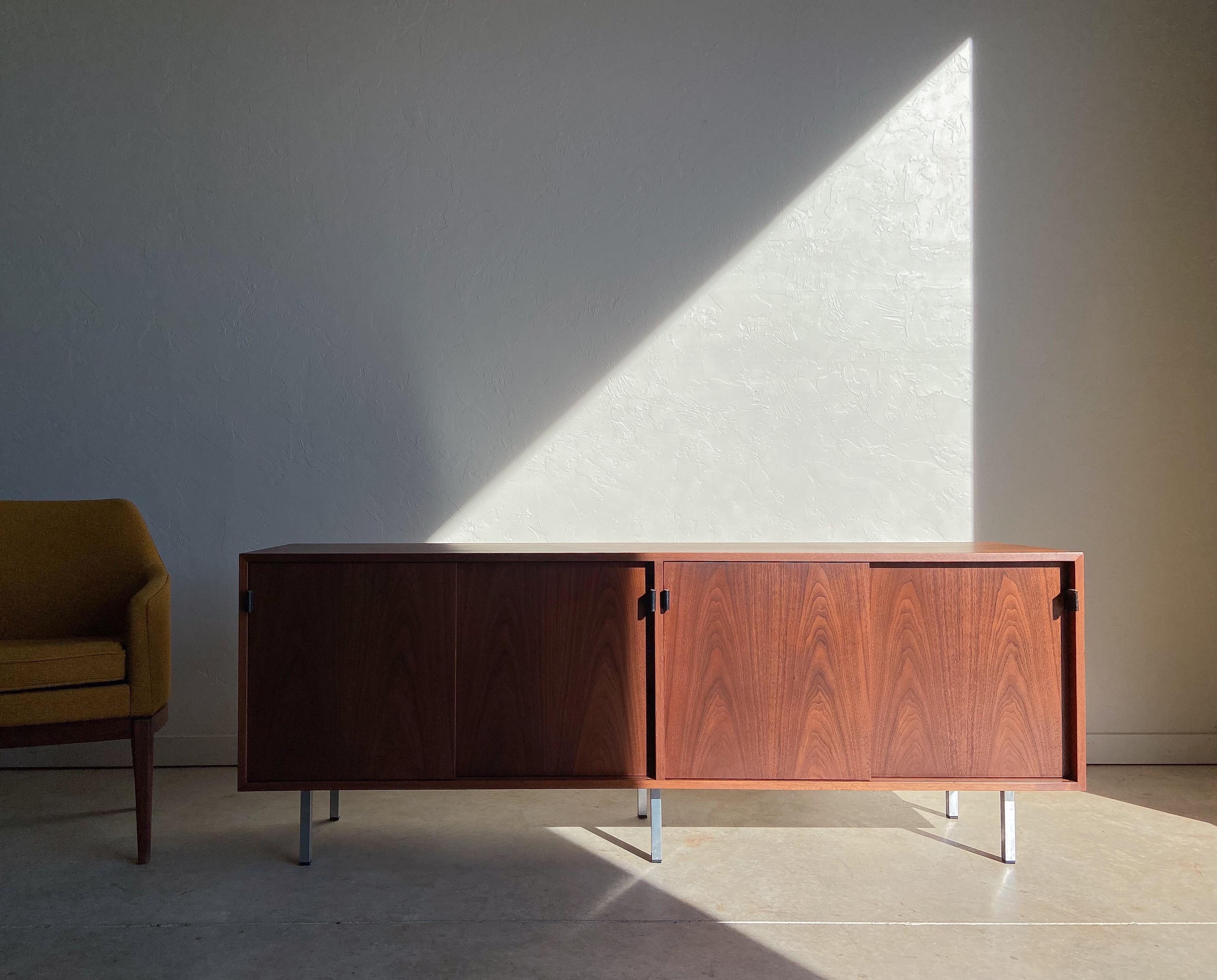 Florence Knoll Mid-Century Modern Walnut Credenza 6