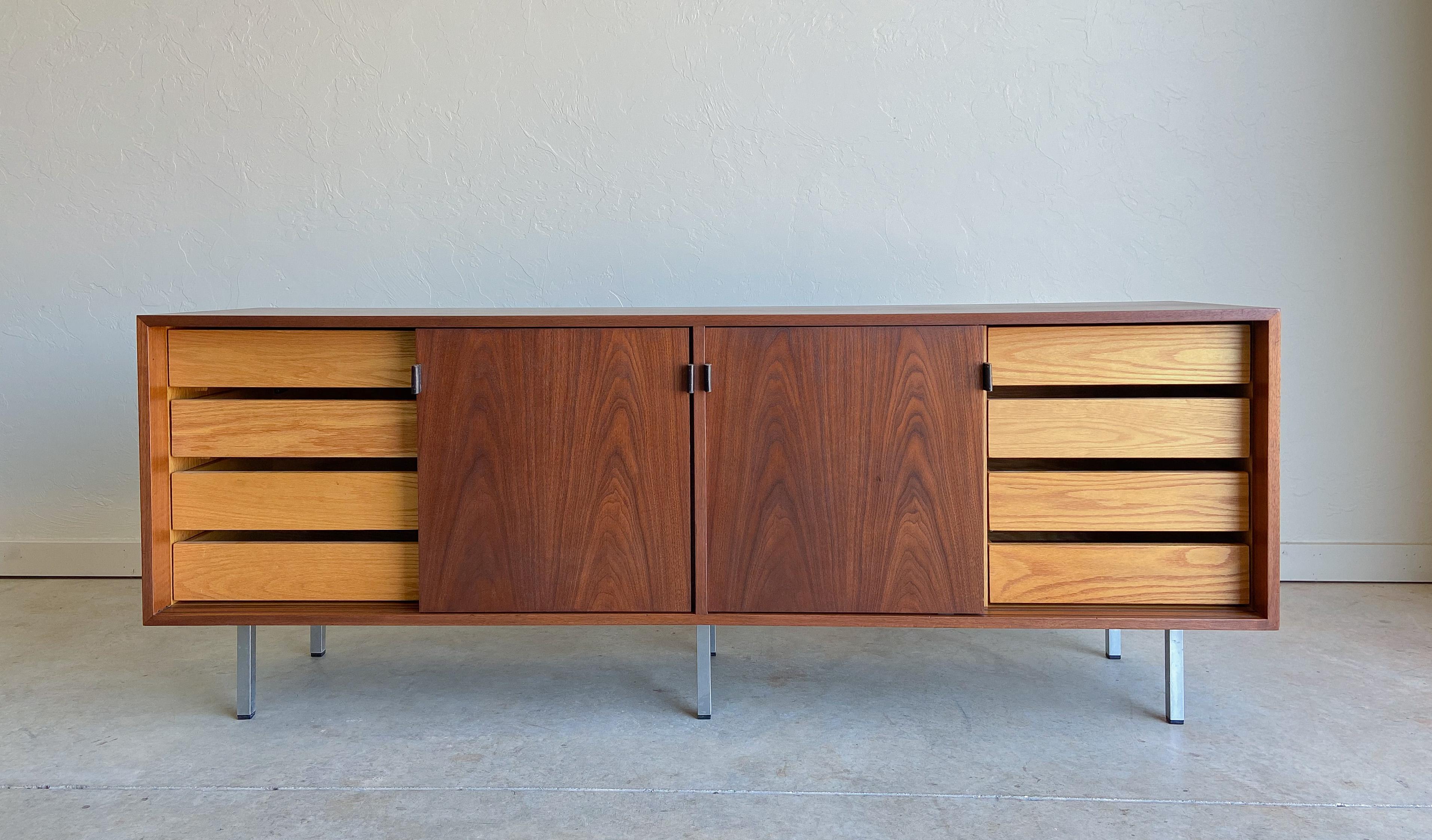 Florence Knoll Mid-Century Modern Walnut Credenza In Good Condition In Round Rock, TX