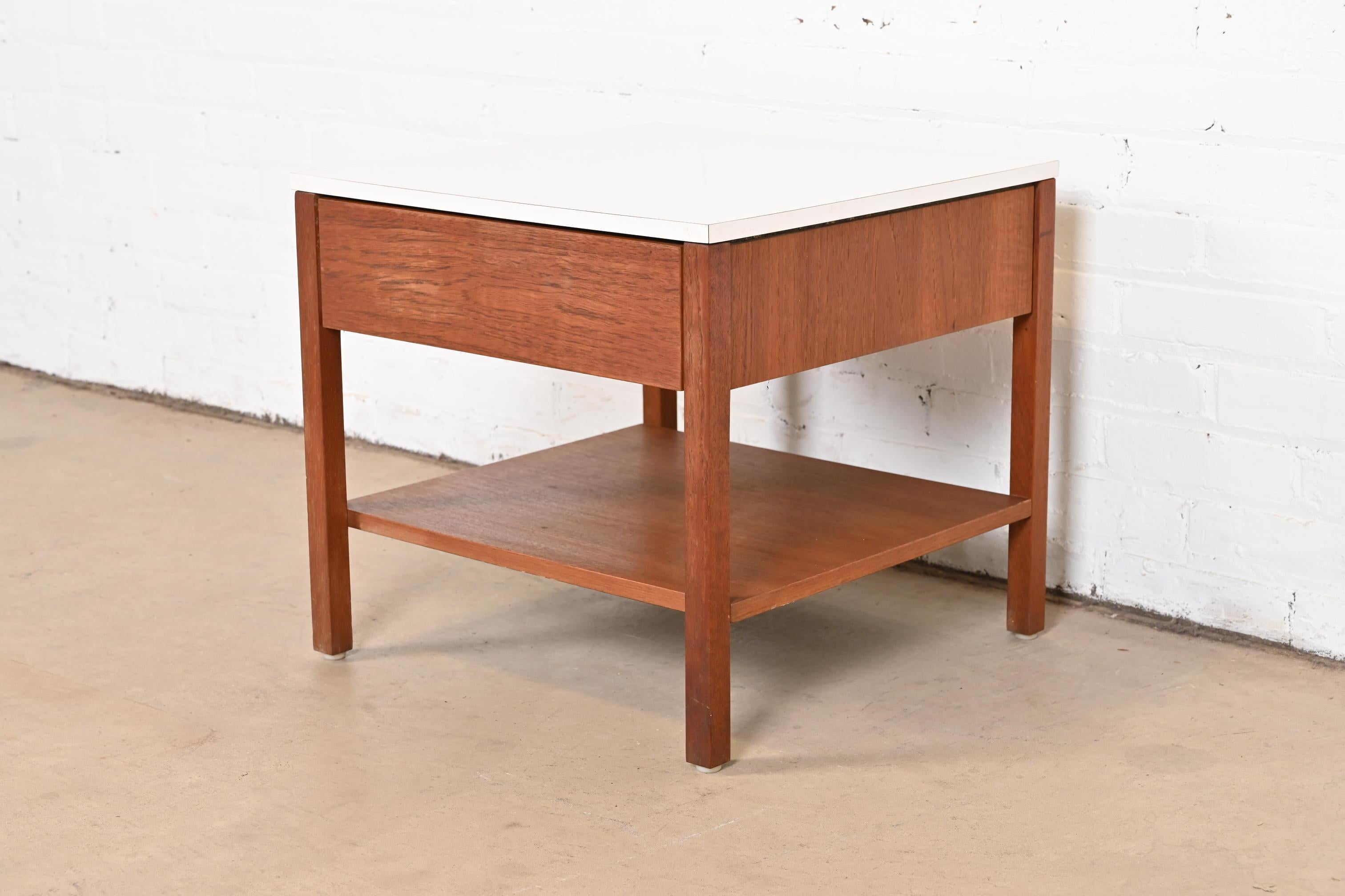 Florence Knoll Mid-Century Modern Walnut Nightstand or Side Table, circa 1960s In Good Condition In South Bend, IN