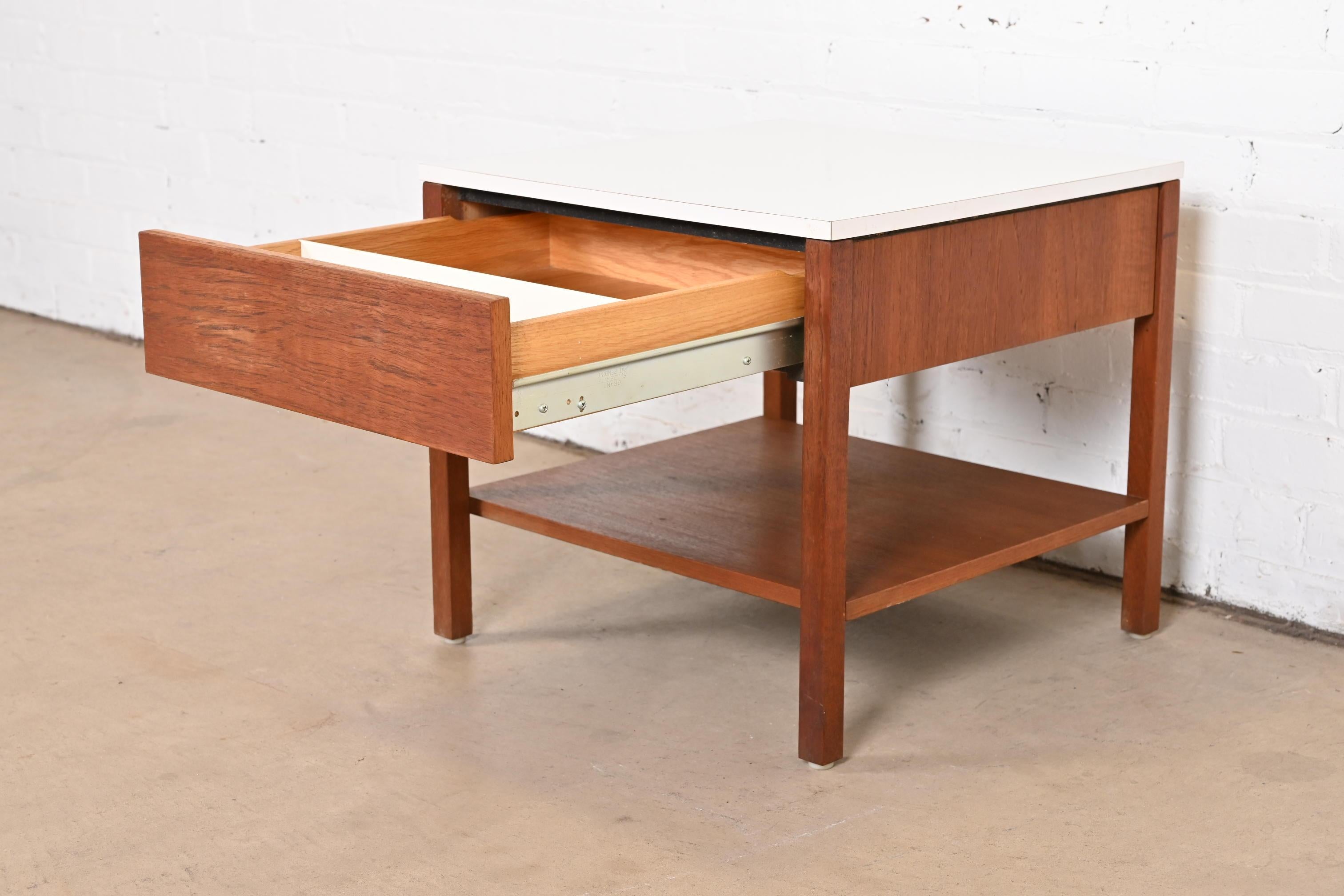 Florence Knoll Mid-Century Modern Walnut Nightstand or Side Table, circa 1960s 2