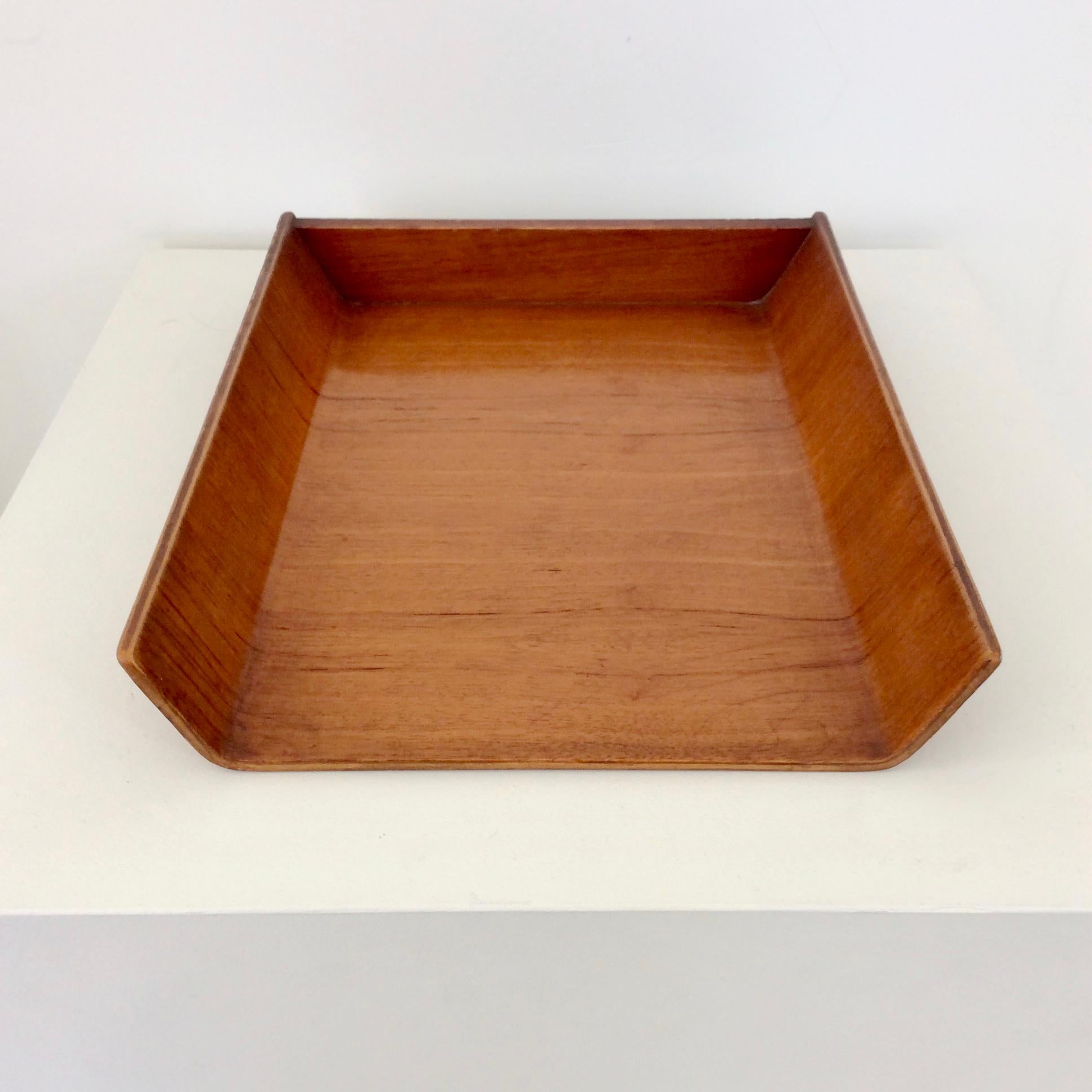 Midcentury tray by Florence Knoll for Knoll International, circa 1950, USA.
Plywood. Original label underneath.
Dimensions: 30 cm W, 37 cm D, 6 cm H.
Good original condition.
We ship worldwide