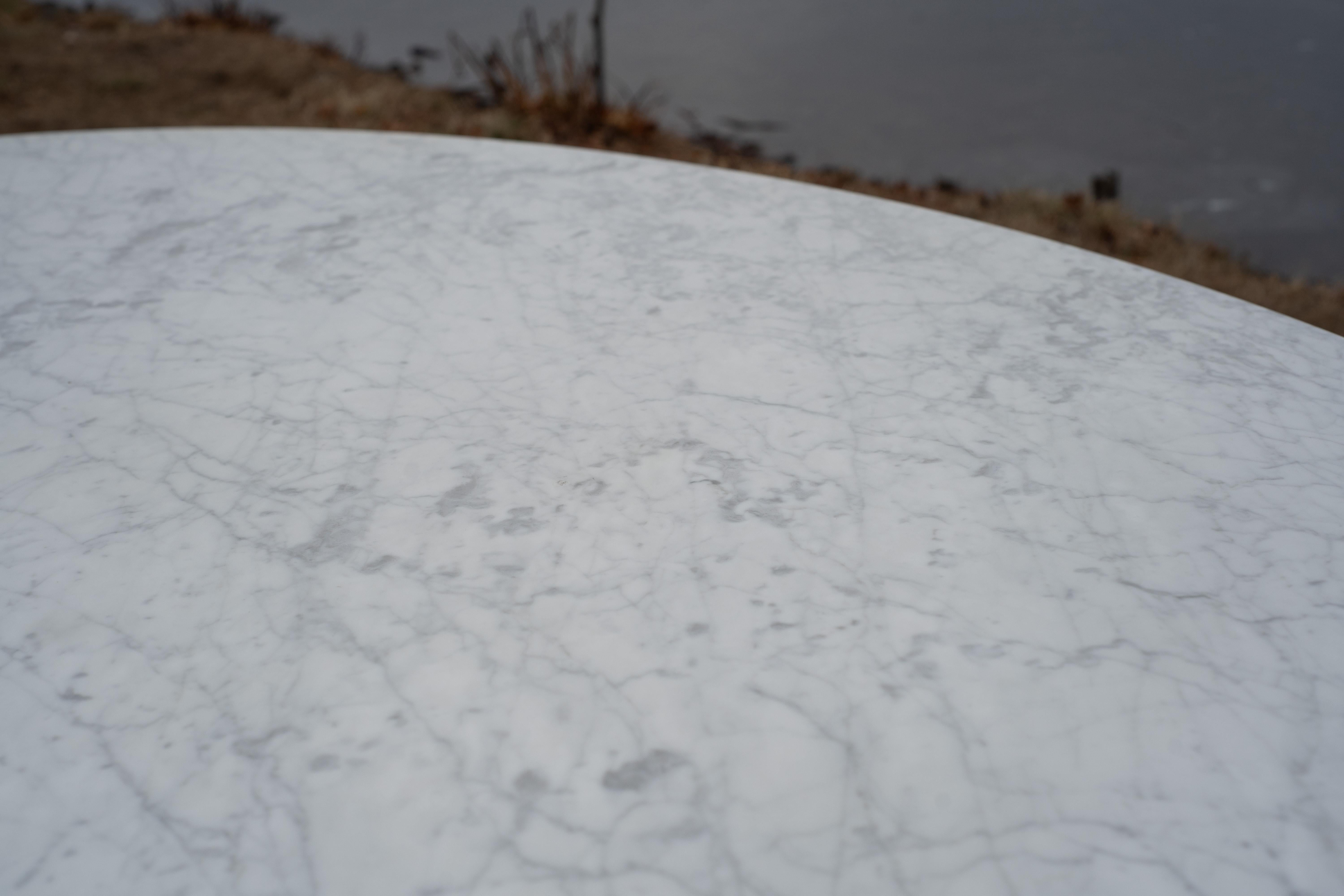 Florence Knoll Mid-Century Satin Oval Carrara-Marmor 78x48 Esstisch oder Schreibtisch aus der Mitte des Jahrhunderts im Angebot 3