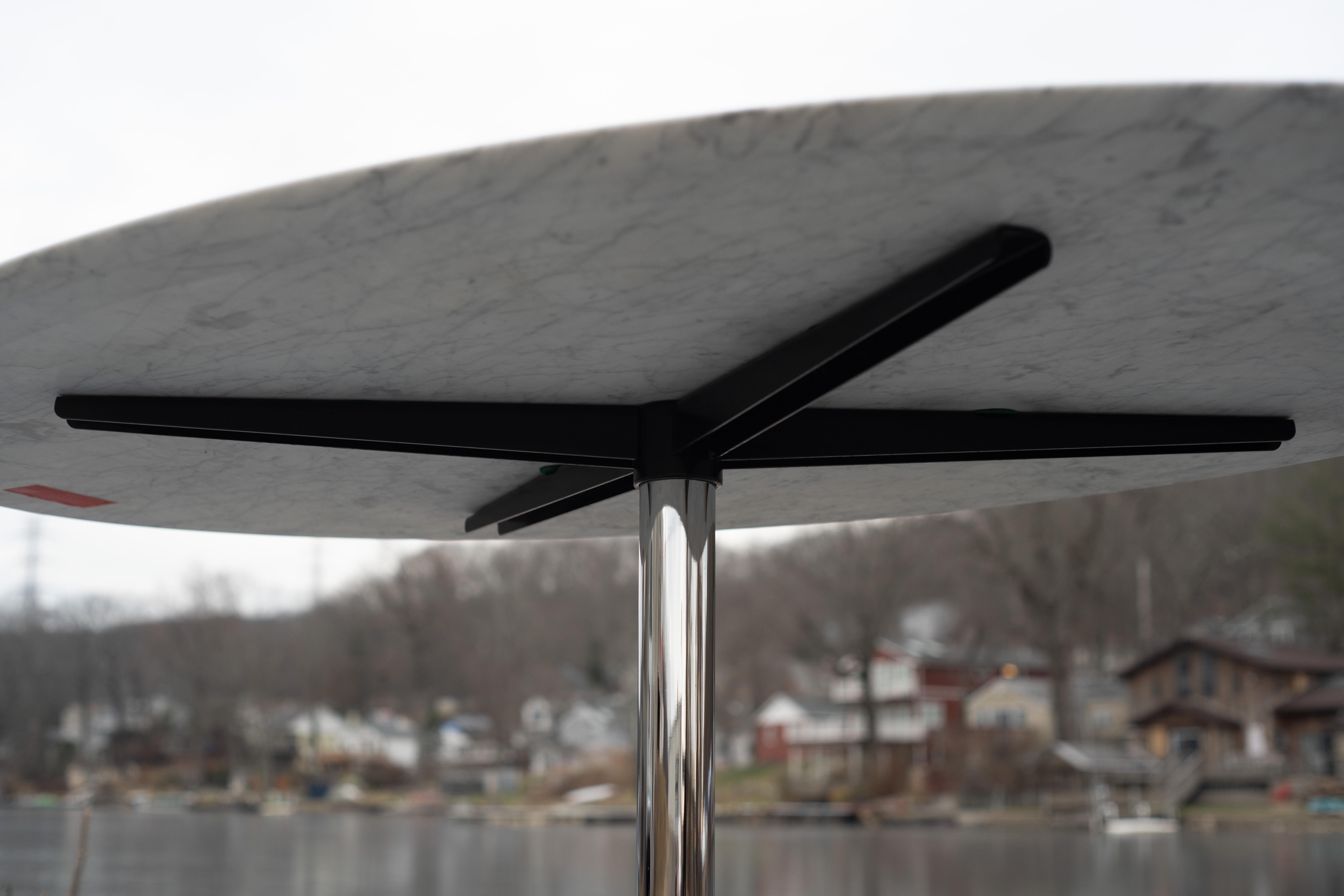 Florence Knoll Mid-Century Satin Oval Carrara-Marmor 78x48 Esstisch oder Schreibtisch aus der Mitte des Jahrhunderts im Angebot 8