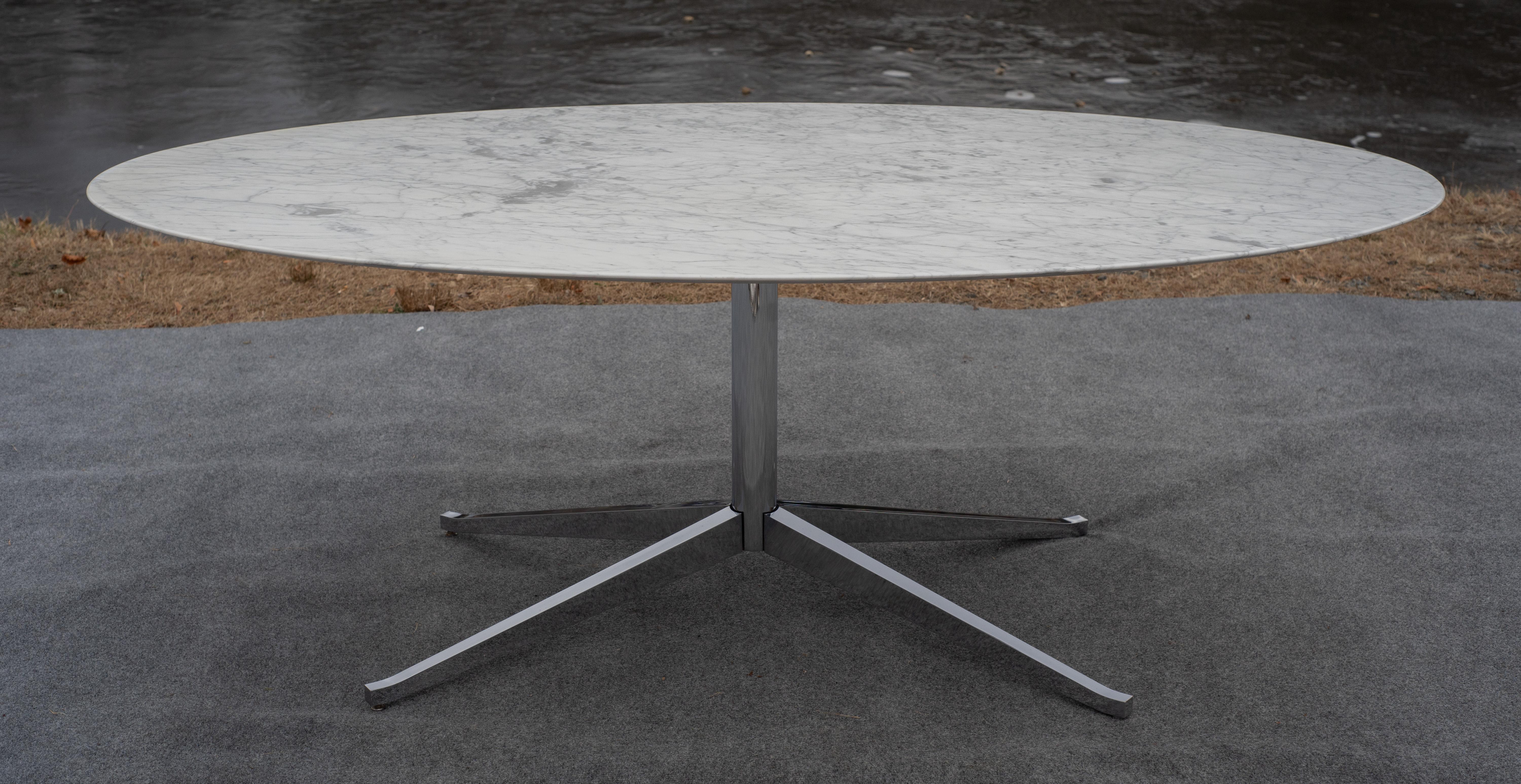 Ein eleganter Tisch für die Geschäftsleitung, entworfen von Florence Knoll und hergestellt von Knoll. Er hat eine wunderschöne polierte Platte aus weißem und grauem satiniertem Carrara-Marmor und einen verchromten Sternfuß. Dies war eine der