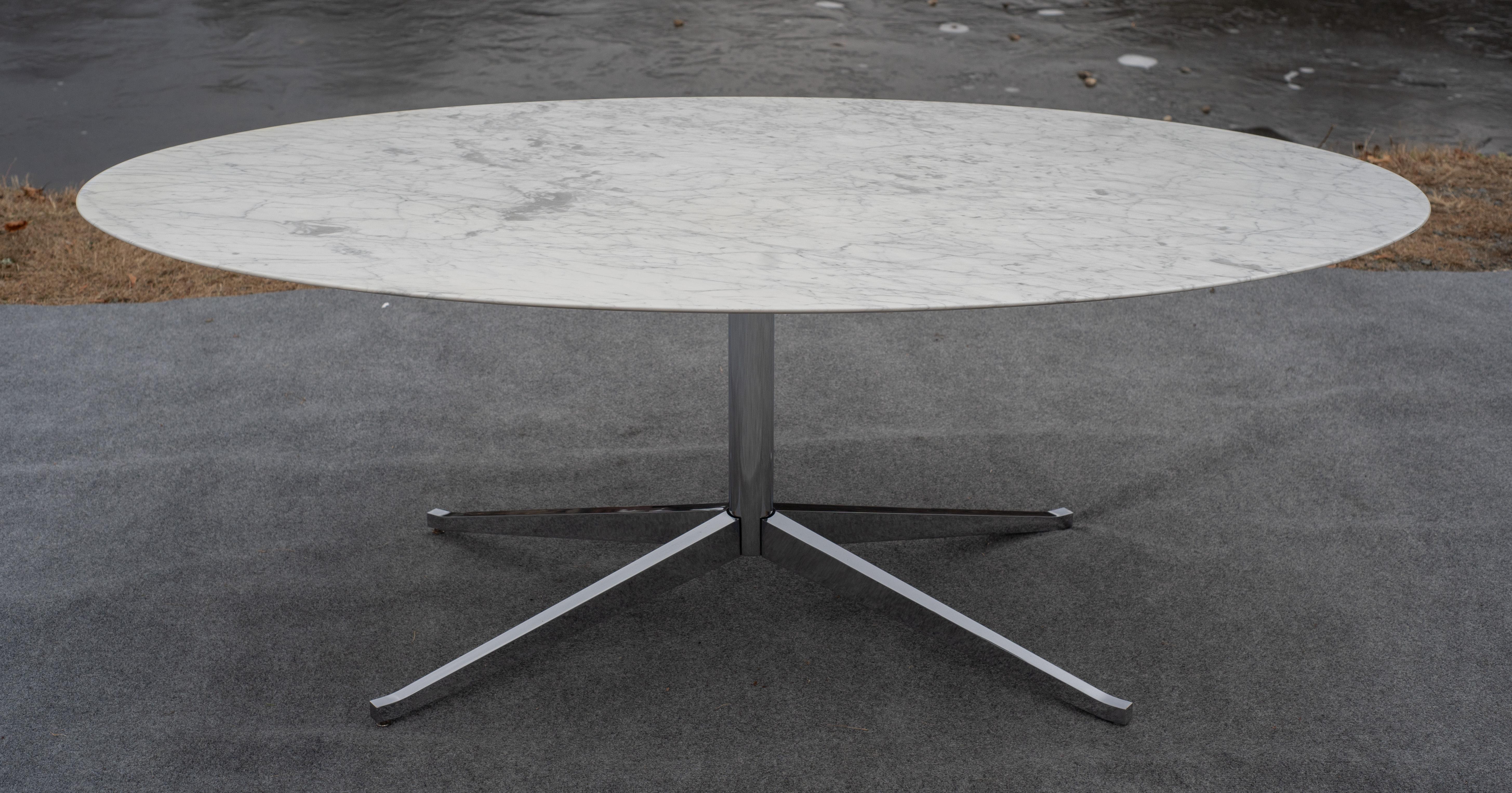 Florence Knoll Mid-Century Satin Oval Carrara-Marmor 78x48 Esstisch oder Schreibtisch aus der Mitte des Jahrhunderts (Moderne der Mitte des Jahrhunderts) im Angebot
