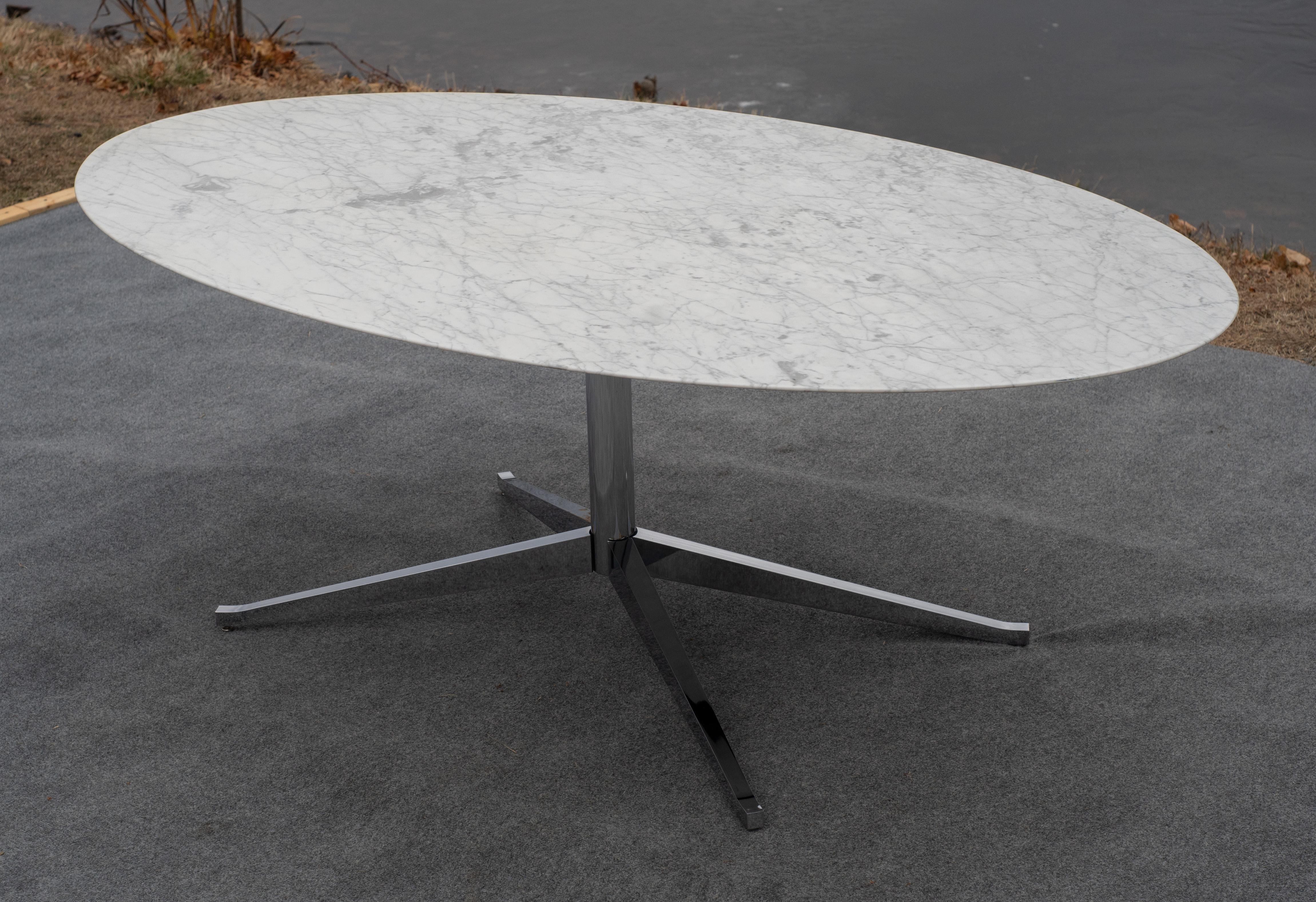 Florence Knoll Mid-Century Satin Oval Carrara-Marmor 78x48 Esstisch oder Schreibtisch aus der Mitte des Jahrhunderts (Italienisch) im Angebot