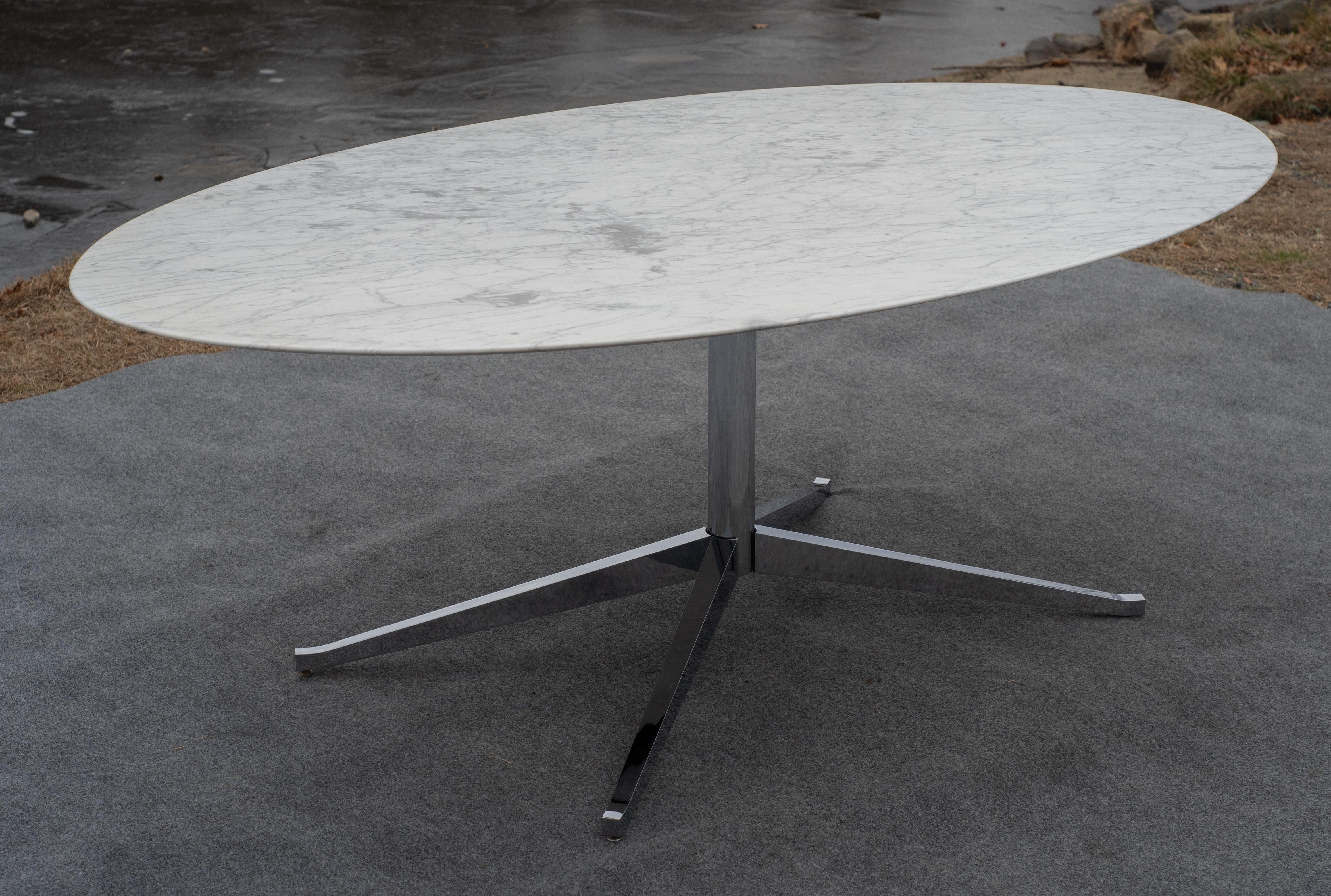 Florence Knoll Mid-Century Satin Oval Carrara-Marmor 78x48 Esstisch oder Schreibtisch aus der Mitte des Jahrhunderts im Zustand „Gut“ im Angebot in Philadelphia, PA