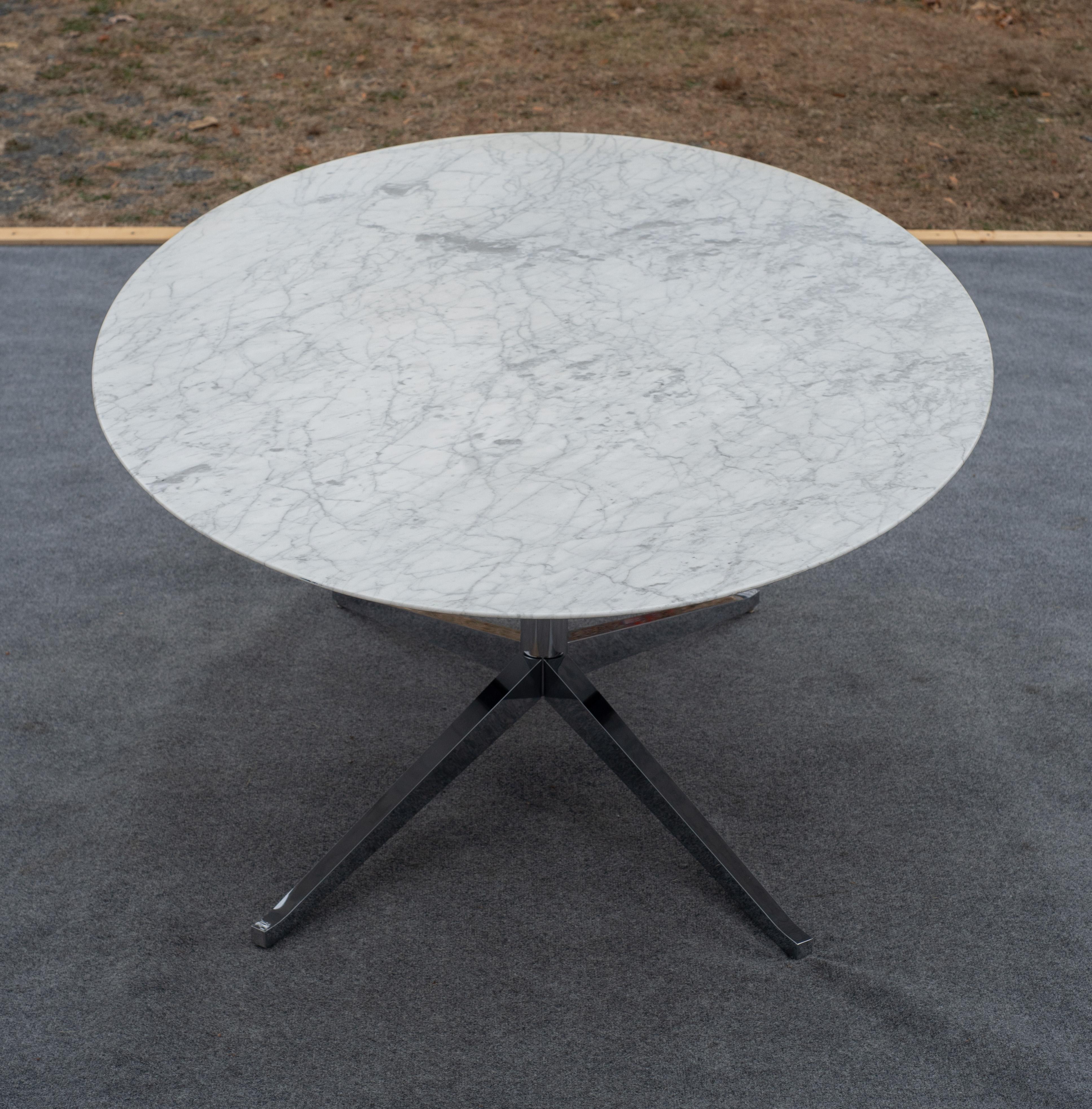 Florence Knoll Mid-Century Satin Oval Carrara-Marmor 78x48 Esstisch oder Schreibtisch aus der Mitte des Jahrhunderts (Stahl) im Angebot