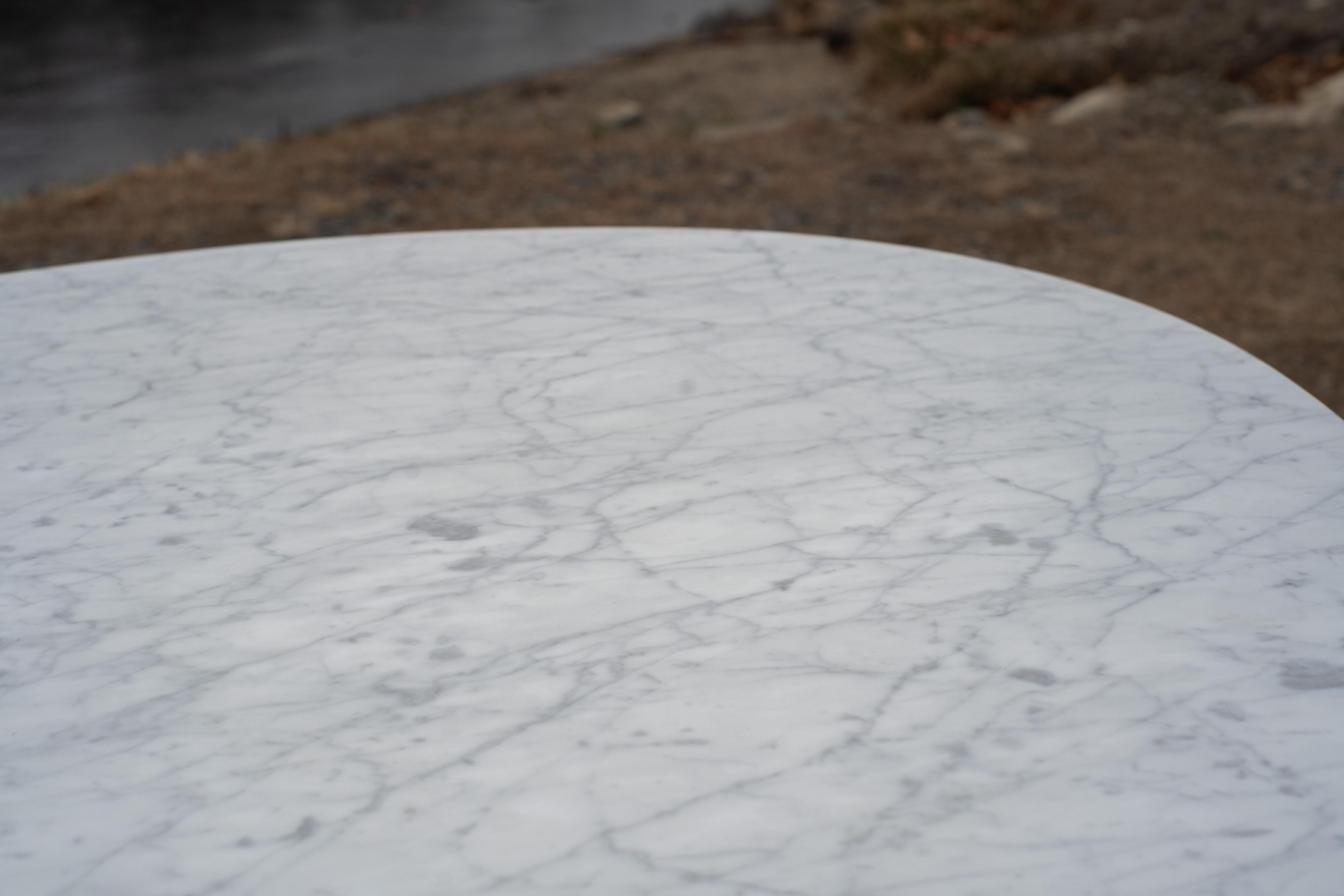 Florence Knoll Mid-Century Satin Oval Carrara-Marmor 78x48 Esstisch oder Schreibtisch aus der Mitte des Jahrhunderts im Angebot 2