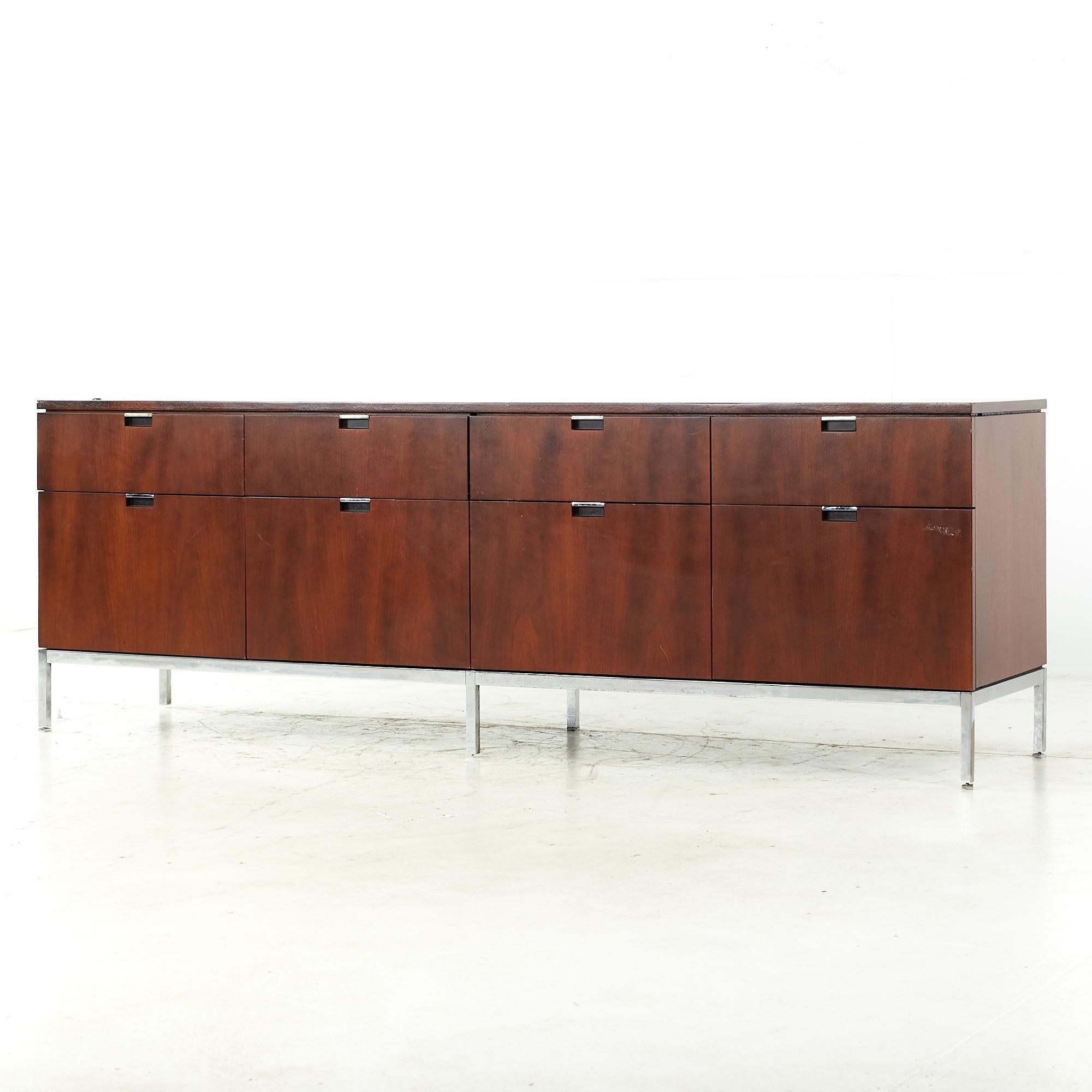 Mid-Century moderno Florence Knoll Credenza di metà secolo in noce e cromo in vendita