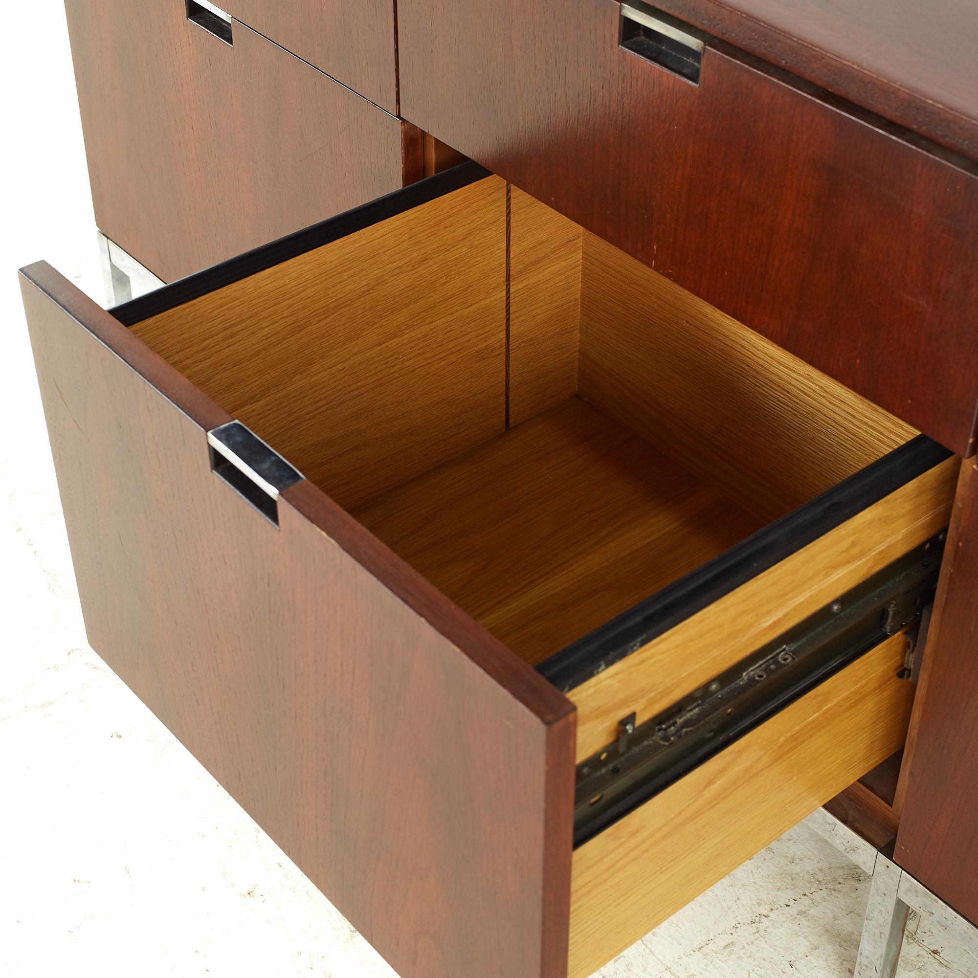 Florence Knoll Credenza di metà secolo in noce e cromo in vendita 2