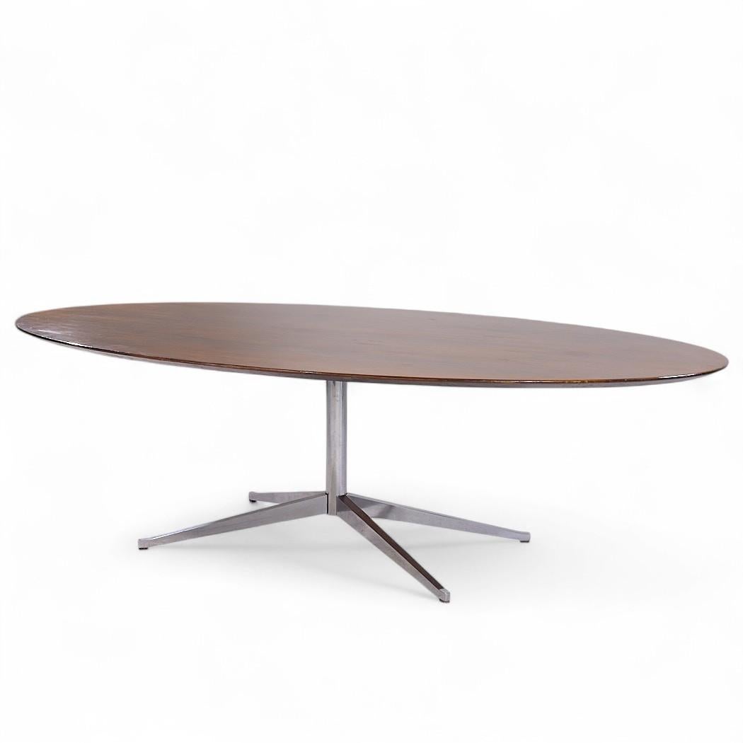 Mesa de comedor Florence Knoll de mediados de siglo en nogal y cromo Moderno de mediados de siglo en venta