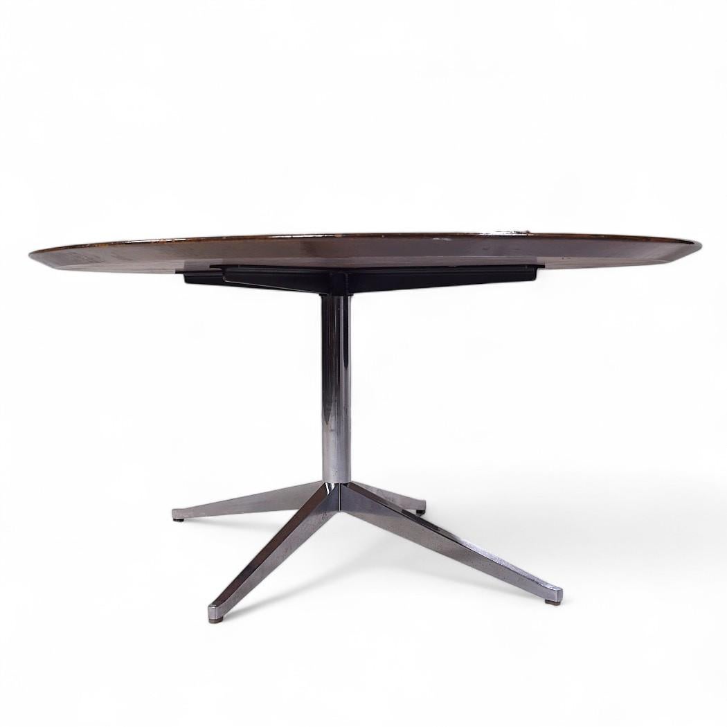 Mesa de comedor Florence Knoll de mediados de siglo en nogal y cromo Estadounidense en venta