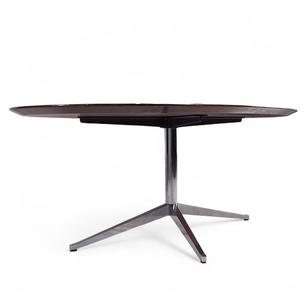 Mesa de comedor Florence Knoll de mediados de siglo en nogal y cromo en Bueno estado para la venta en Countryside, IL