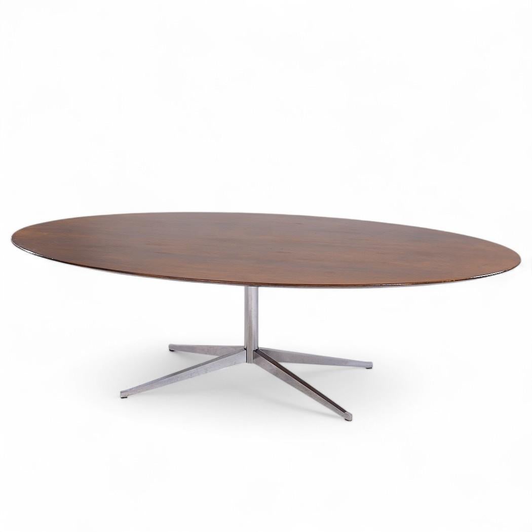 Mesa de comedor Florence Knoll de mediados de siglo en nogal y cromo siglo XX en venta