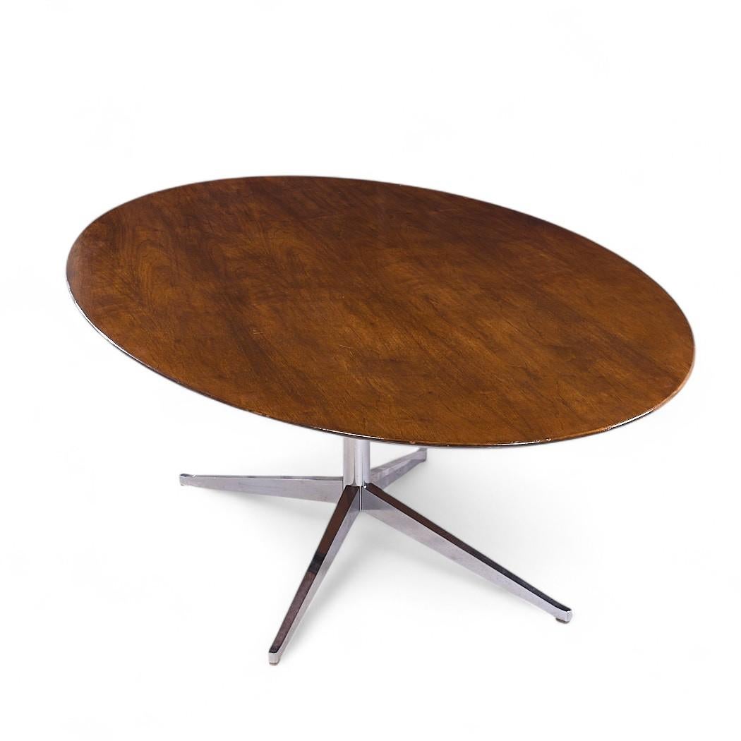 Mesa de comedor Florence Knoll de mediados de siglo en nogal y cromo Cromo en venta