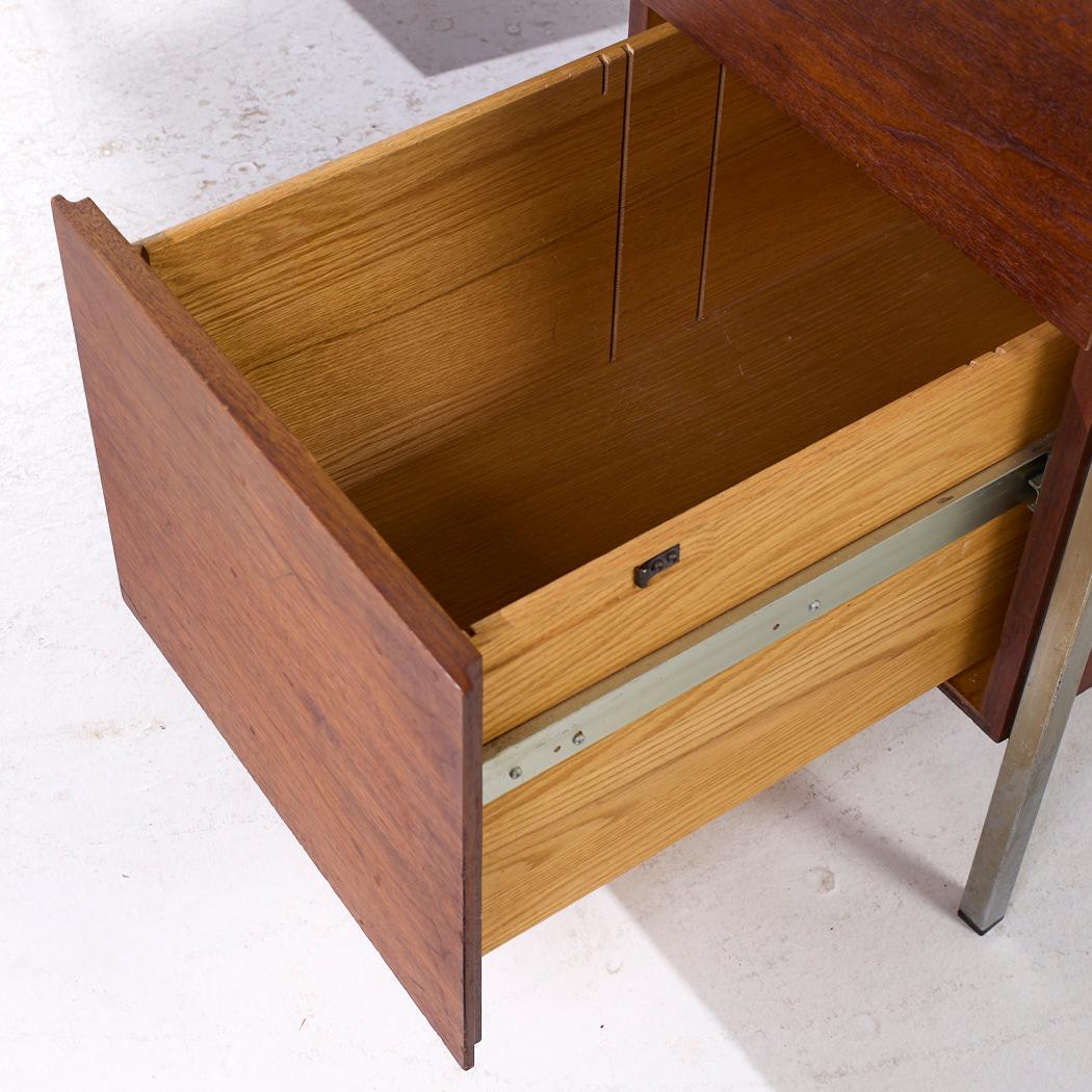 Scrivania direzionale in noce e cromo di Florence Knoll, metà del secolo scorso in vendita 3