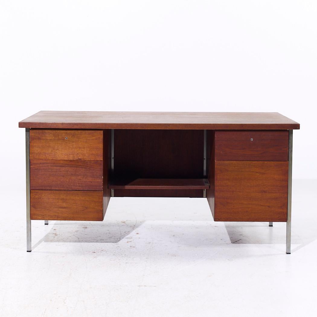 Scrivania direzionale in noce e cromo di Florence Knoll, metà del secolo scorso

Questa scrivania misura: 60 di larghezza x 30 di profondità x 28,75 di altezza, con una distanza dalla sedia di 27,5 pollici.

Tutti i mobili possono essere acquistati