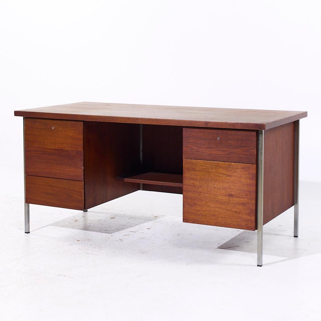 Mid-Century moderno Scrivania direzionale in noce e cromo di Florence Knoll, metà del secolo scorso in vendita