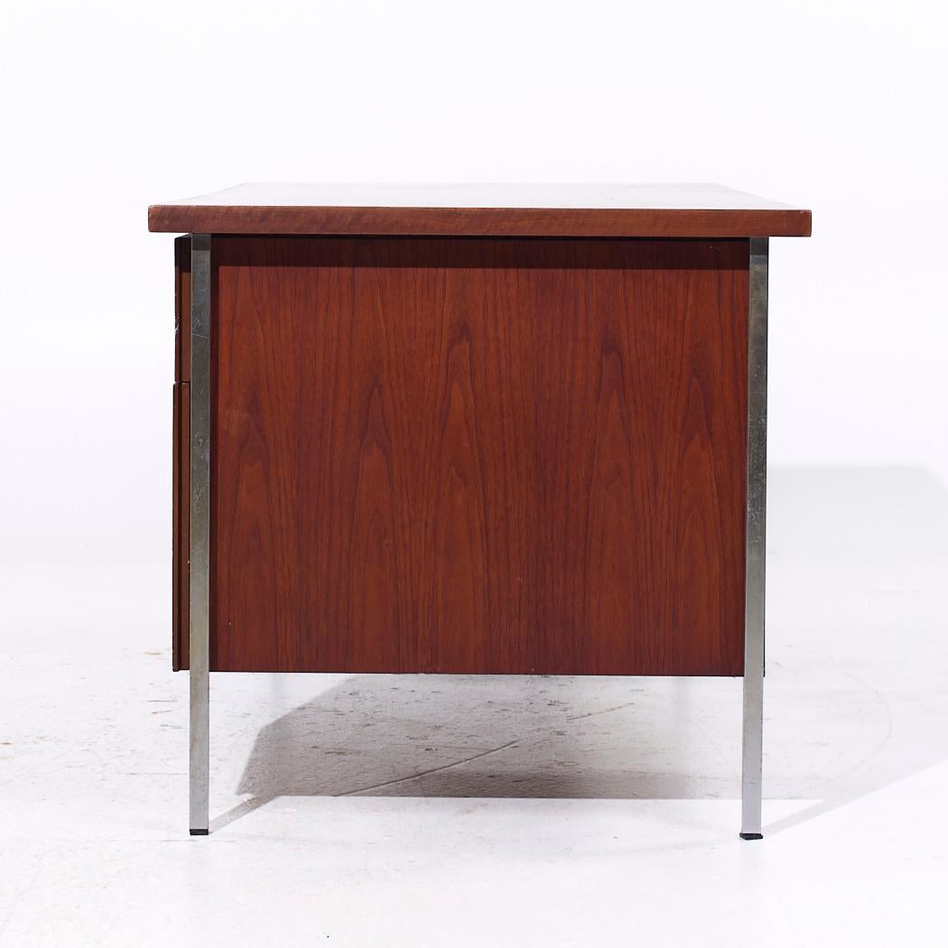 Americano Scrivania direzionale in noce e cromo di Florence Knoll, metà del secolo scorso in vendita