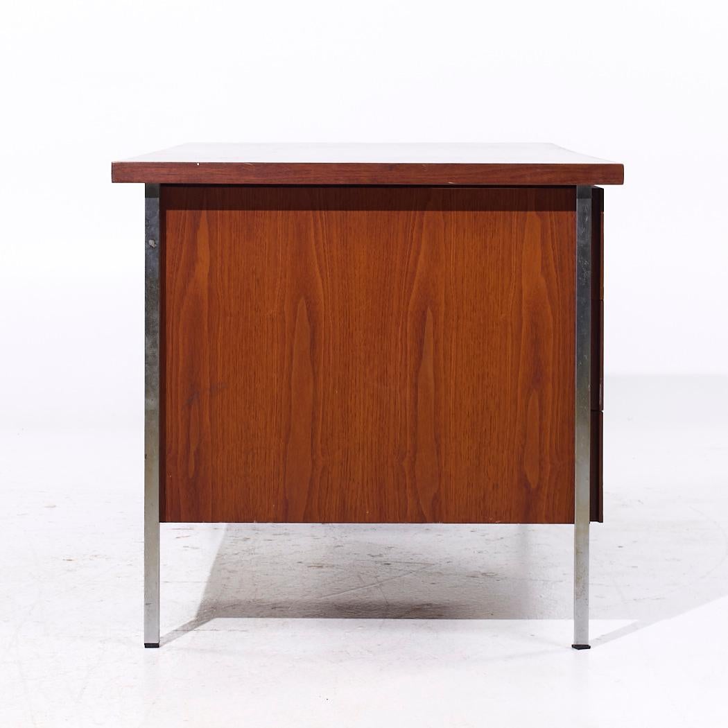 Fine XX secolo Scrivania direzionale in noce e cromo di Florence Knoll, metà del secolo scorso in vendita
