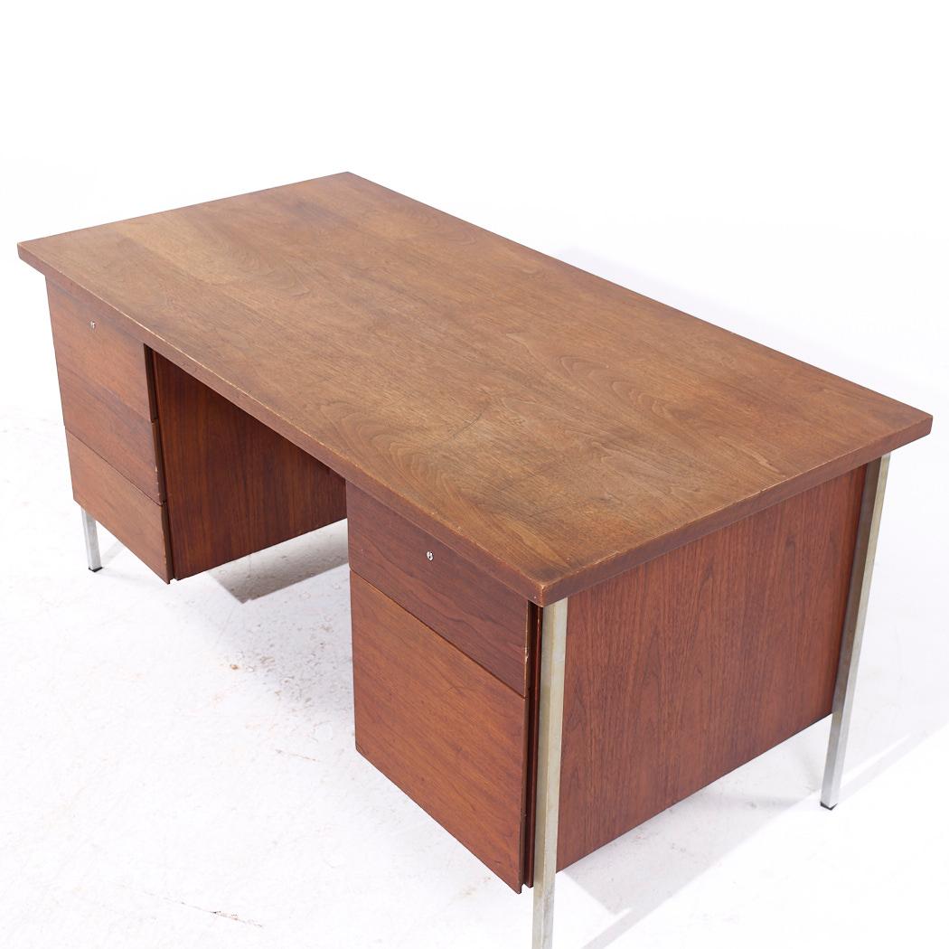 Noce Scrivania direzionale in noce e cromo di Florence Knoll, metà del secolo scorso in vendita