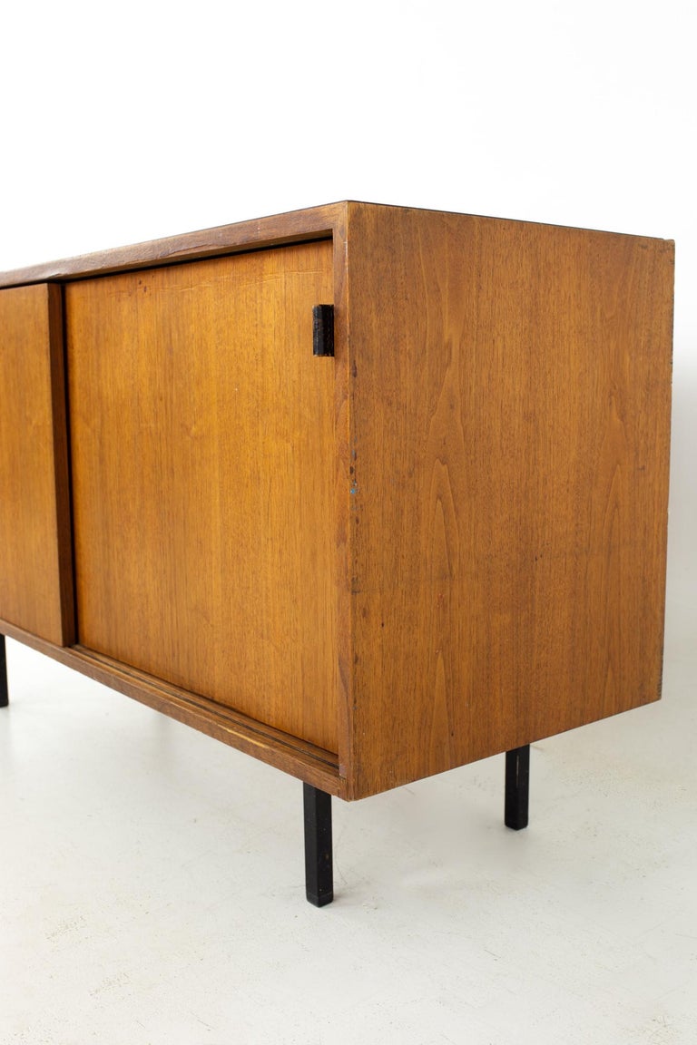 Florence Knoll Mid Century Walnut Sliding Door Credenza In Good Condition For Sale In Countryside, IL