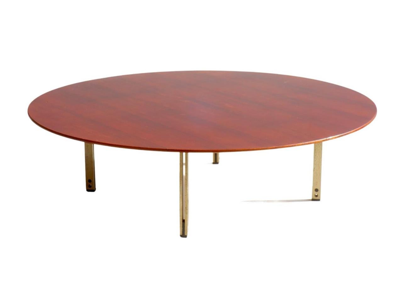 Round coffe table
designed by Florence Knoll for Knoll 
International.
Manufactured in the United States of 
America, circa 1960.
Walnut top and metal base.