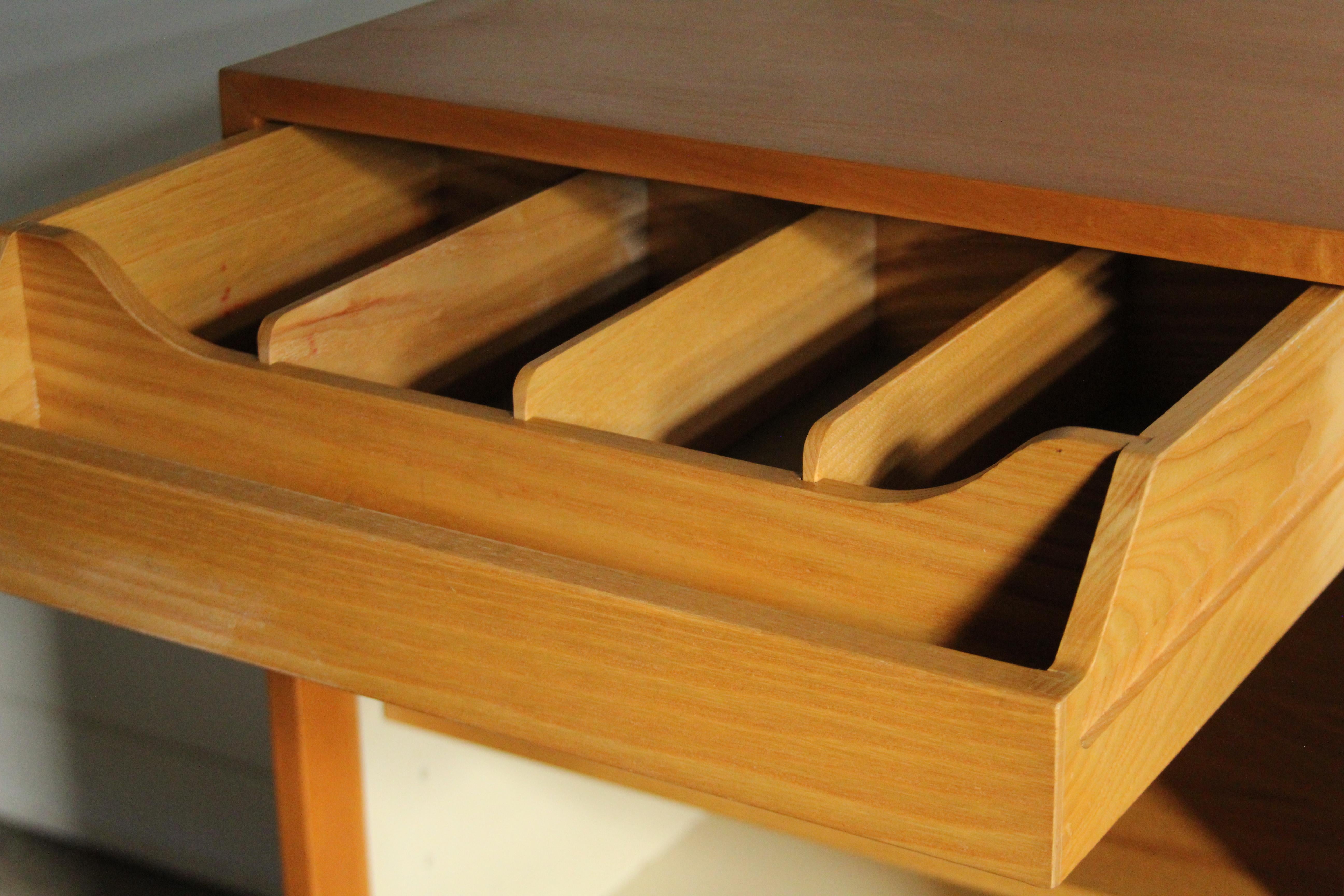 Florence Knoll 'Model 116' Credenza con gambe in ferro e tessuto di erba per Knoll, anni '50 in vendita 3