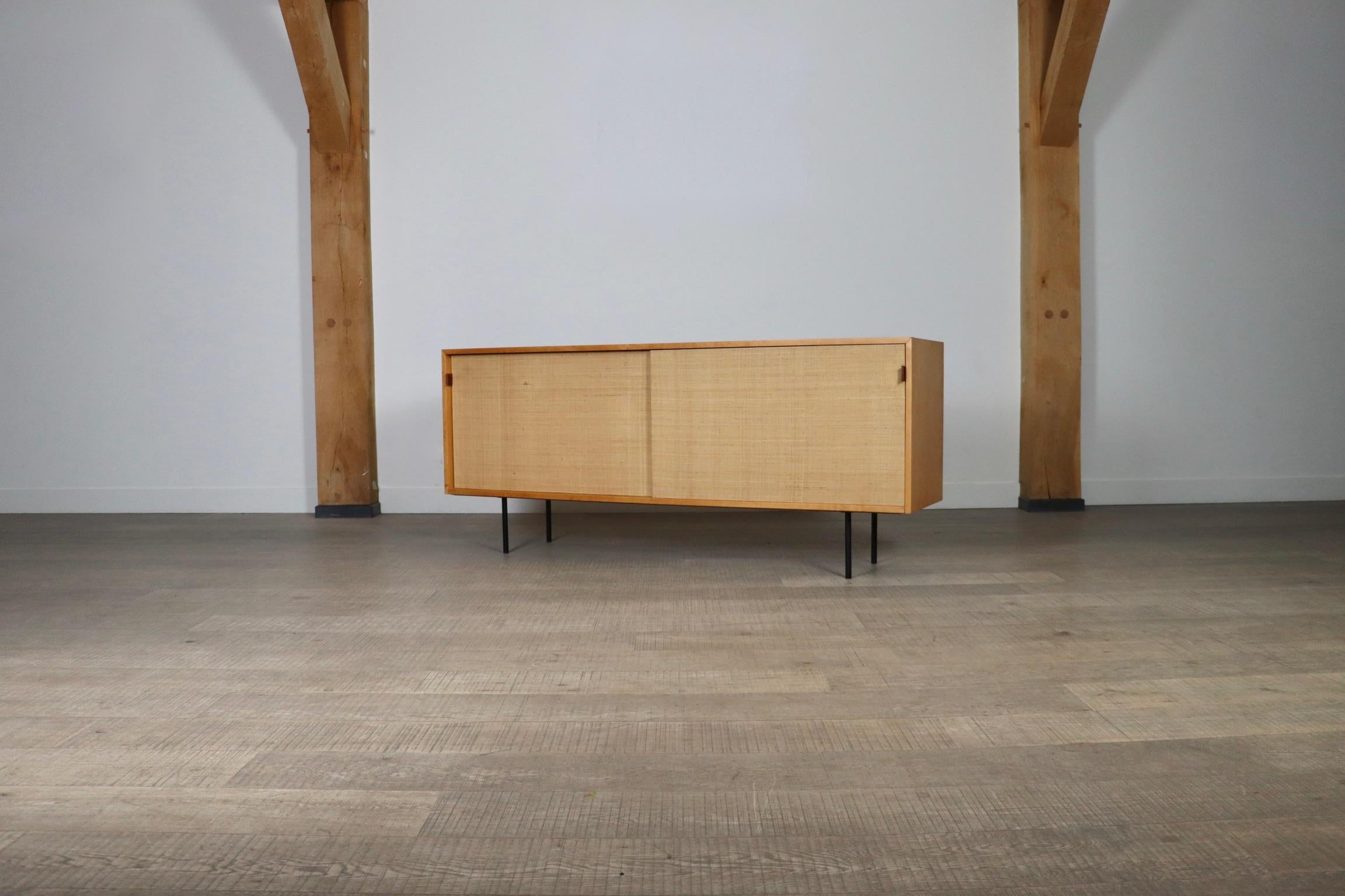 Florence Knoll Modell 116 Sideboard aus Seegras, 1950er Jahre im Zustand „Gut“ im Angebot in ABCOUDE, UT