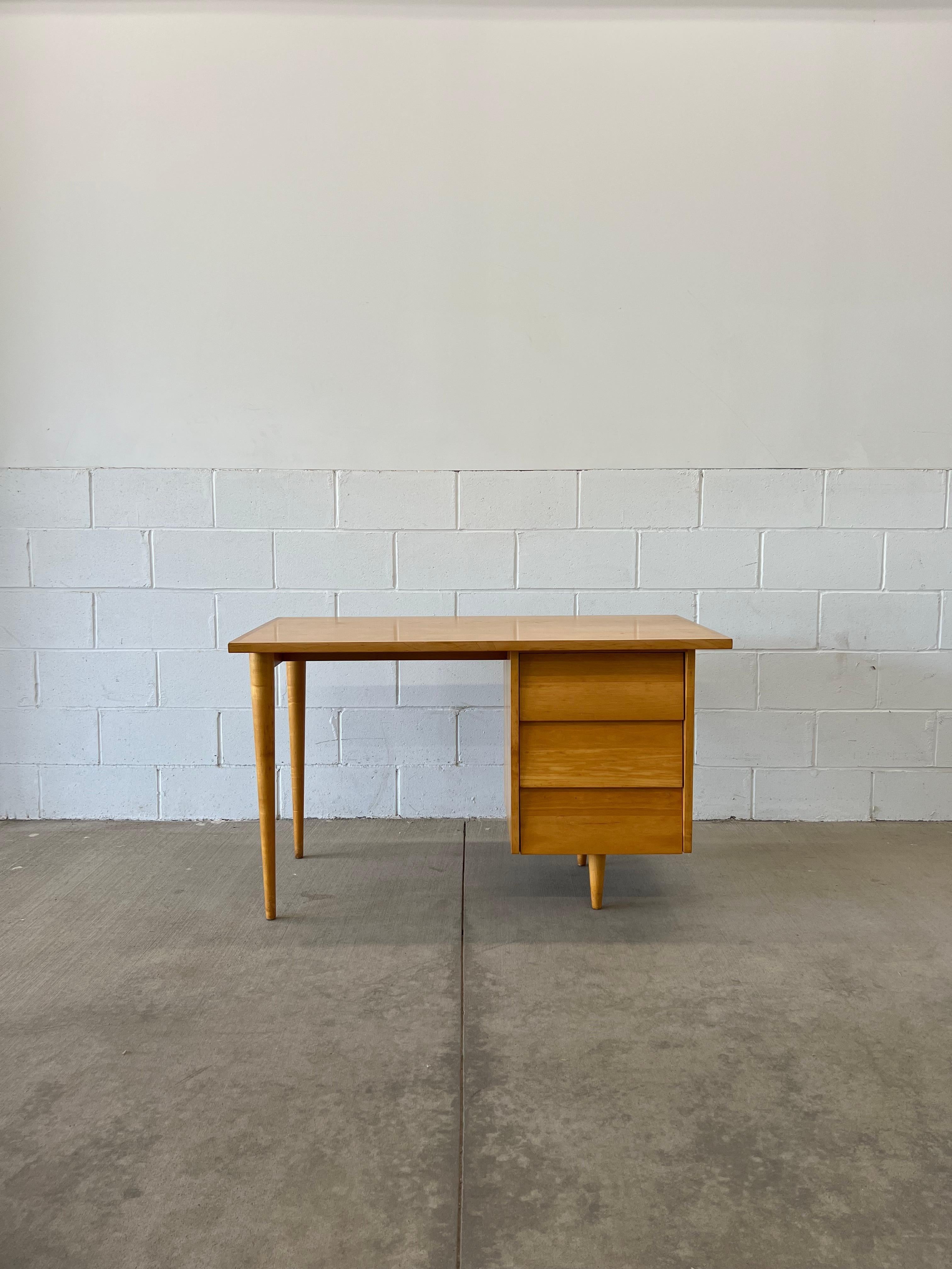 Zusammen mit dem Hocker Modell 75 gehörte dieser Schreibtisch zur ersten Designkollektion von Florence Knoll. Die Lamellenschubladen folgen der gleichen Designsprache, die in einer Vielzahl von Gehäusen wie Kommoden, Nachttischen und verschiedenen