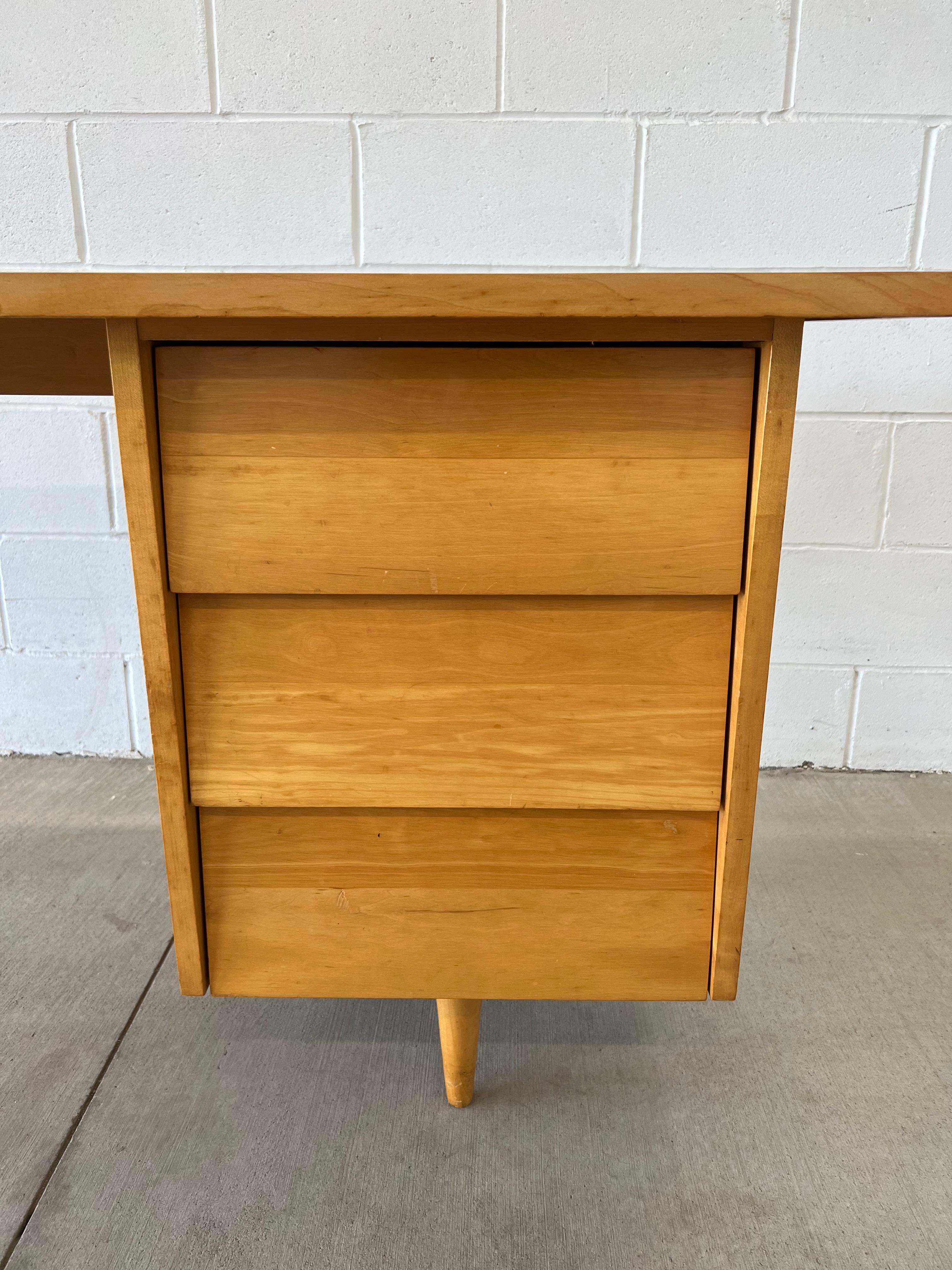 Florence Knoll Model 17 Desk In Good Condition For Sale In Saint Paul, MN