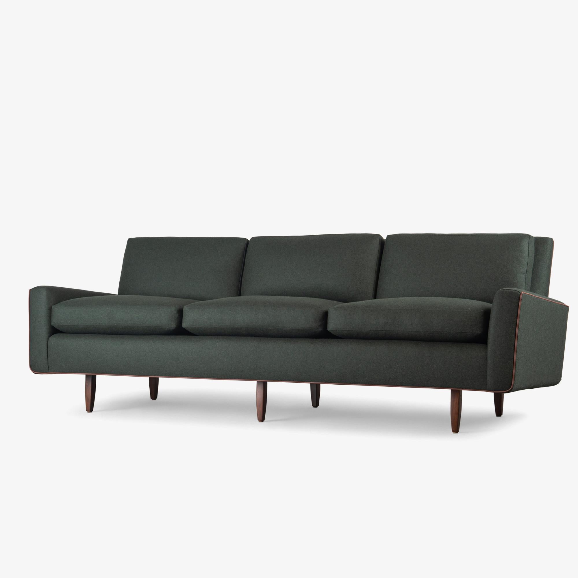 L'influence de Florence Knoll sur le design du milieu du siècle est incommensurable. En tant que visionnaire chez Knoll, elle a créé des collections de meubles révolutionnaires et des intérieurs commerciaux modernes pour des clients tels qu'IBM, CBS