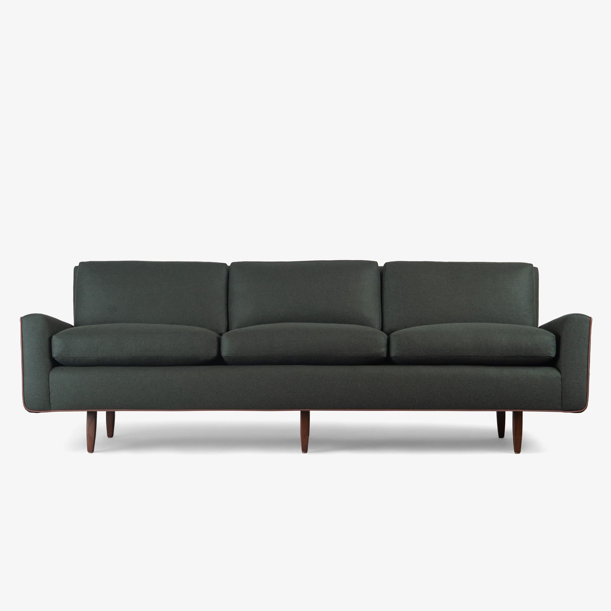 Américain Canapé « Modèle 26 » Florence Knoll en laine britannique vert forêt et passepoil en cuir en vente